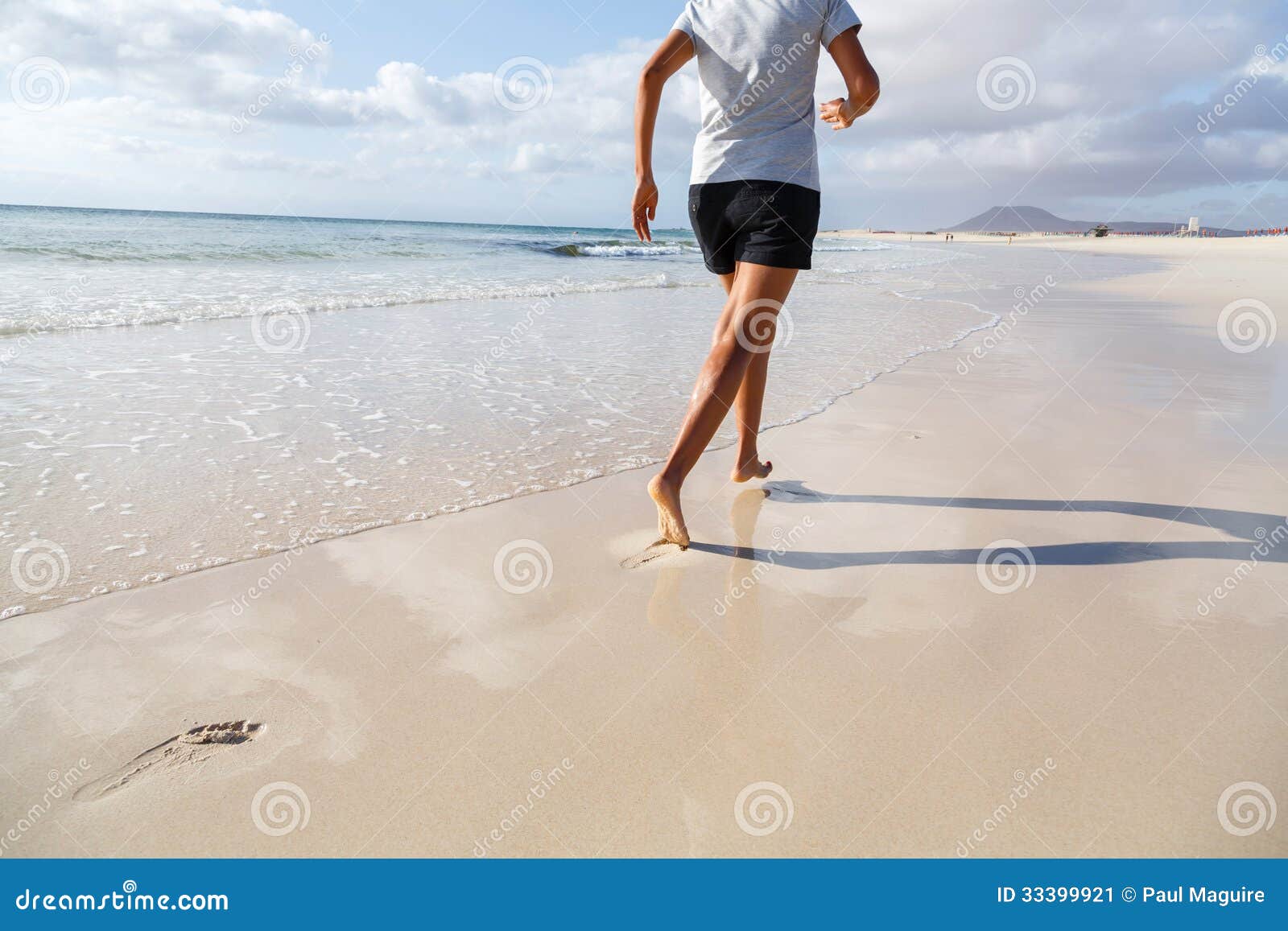 女人在沙滩上跑的图片