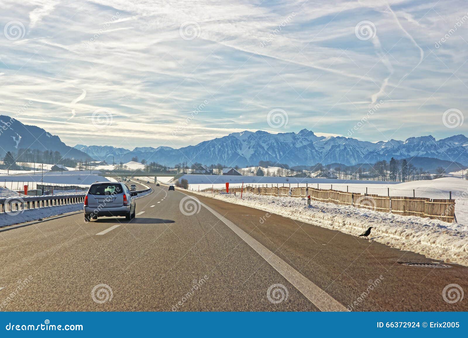 路看法有汽车的在瑞士在冬天 瑞士是一个国家在欧洲 瑞士有一个高山范围;从朱拉山的阿尔卑斯