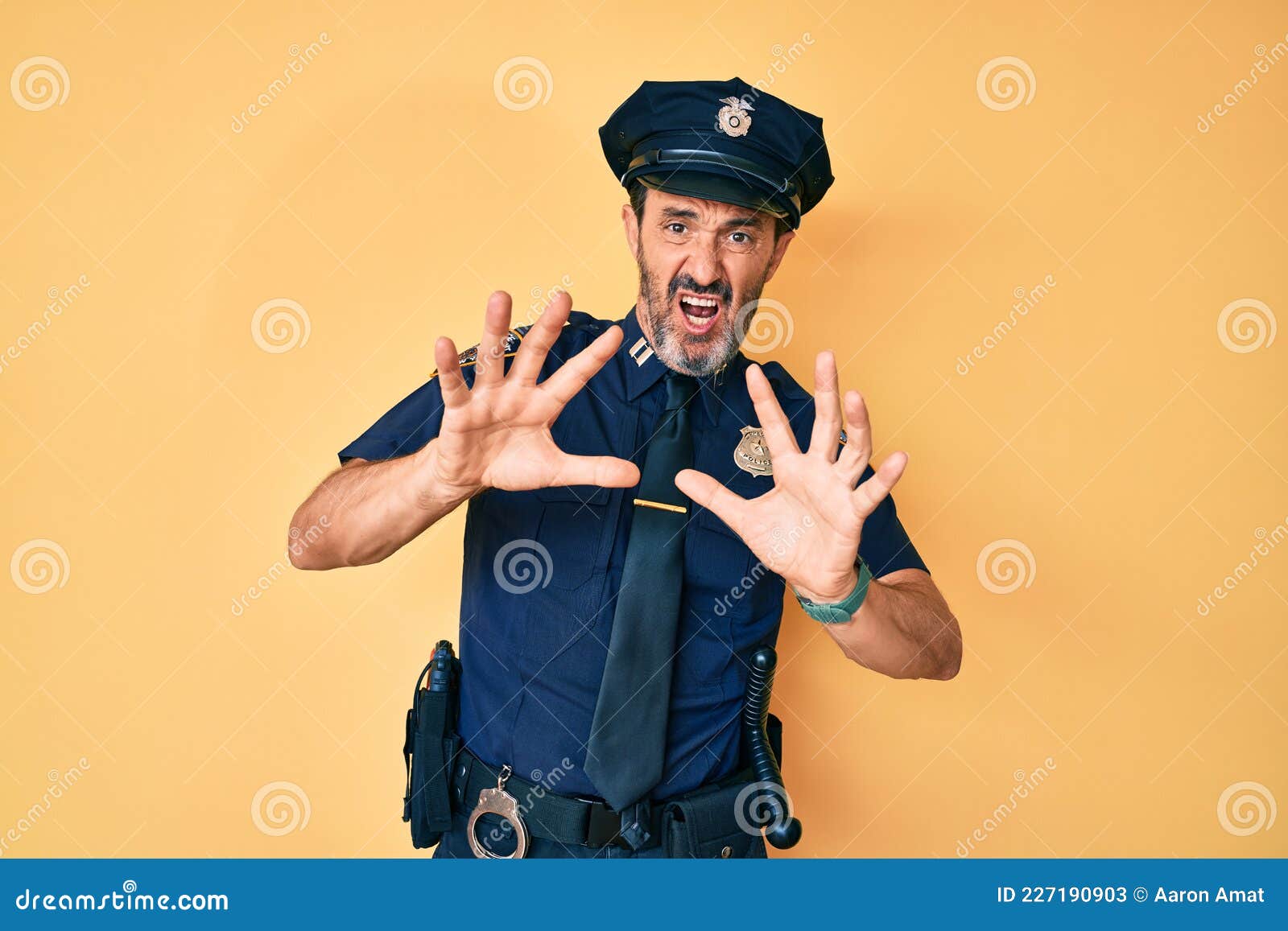 一个穿警服、霓虹灯发辫、带链子和手铐的女孩，翻译警察 库存图片. 图片 包括有 一个, 毁坏, 被证章的 - 189193819