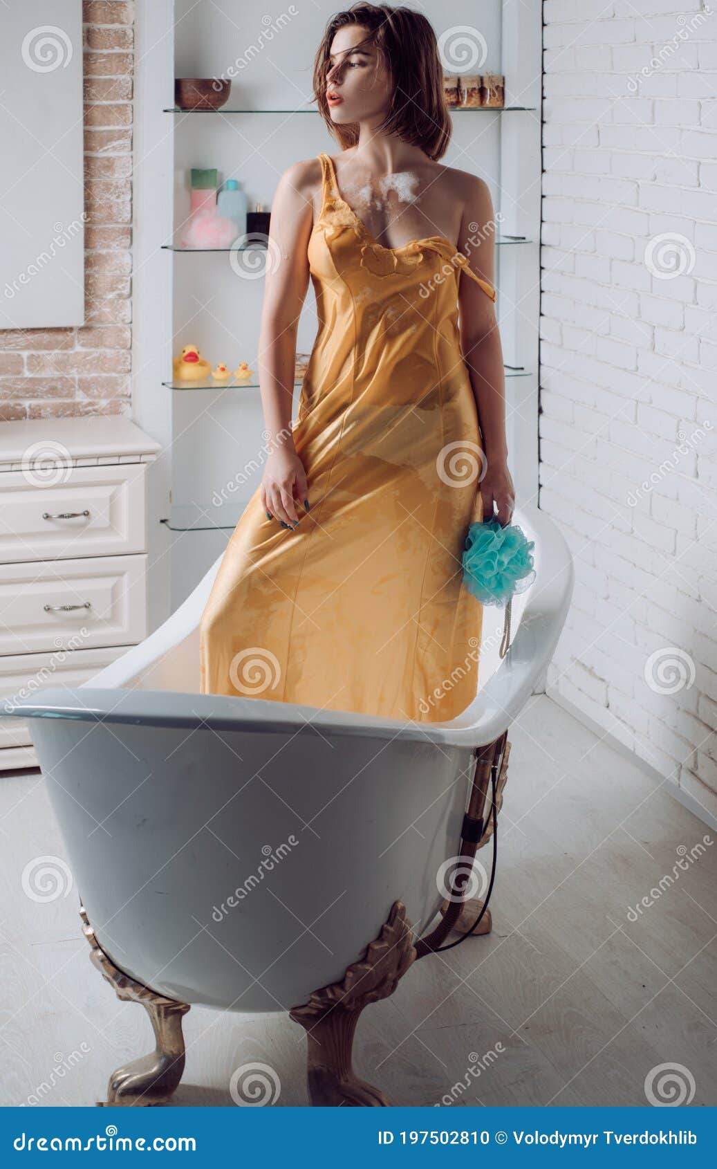 女性躺在浴缸裡洗泡泡浴圖片素材-JPG圖片尺寸6582 × 4388px-高清圖案501403120-zh.lovepik.com