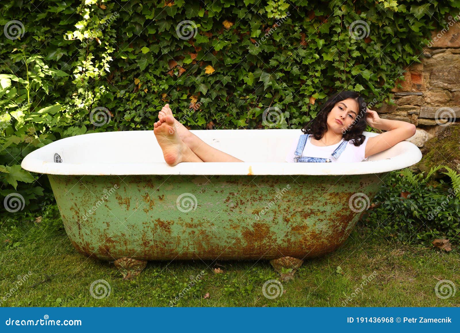 女性躺在浴缸裡洗泡泡浴圖片素材-JPG圖片尺寸6570 × 4380px-高清圖案501403162-zh.lovepik.com