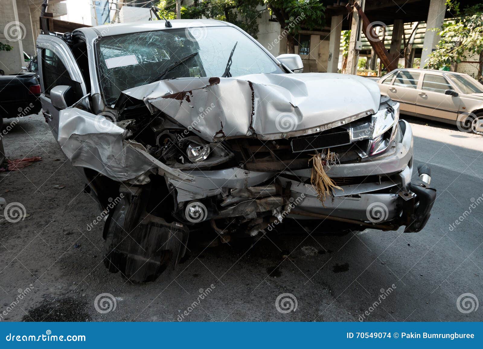 道路上的皮卡事故，泰国国家公园的车祸高清摄影大图-千库网