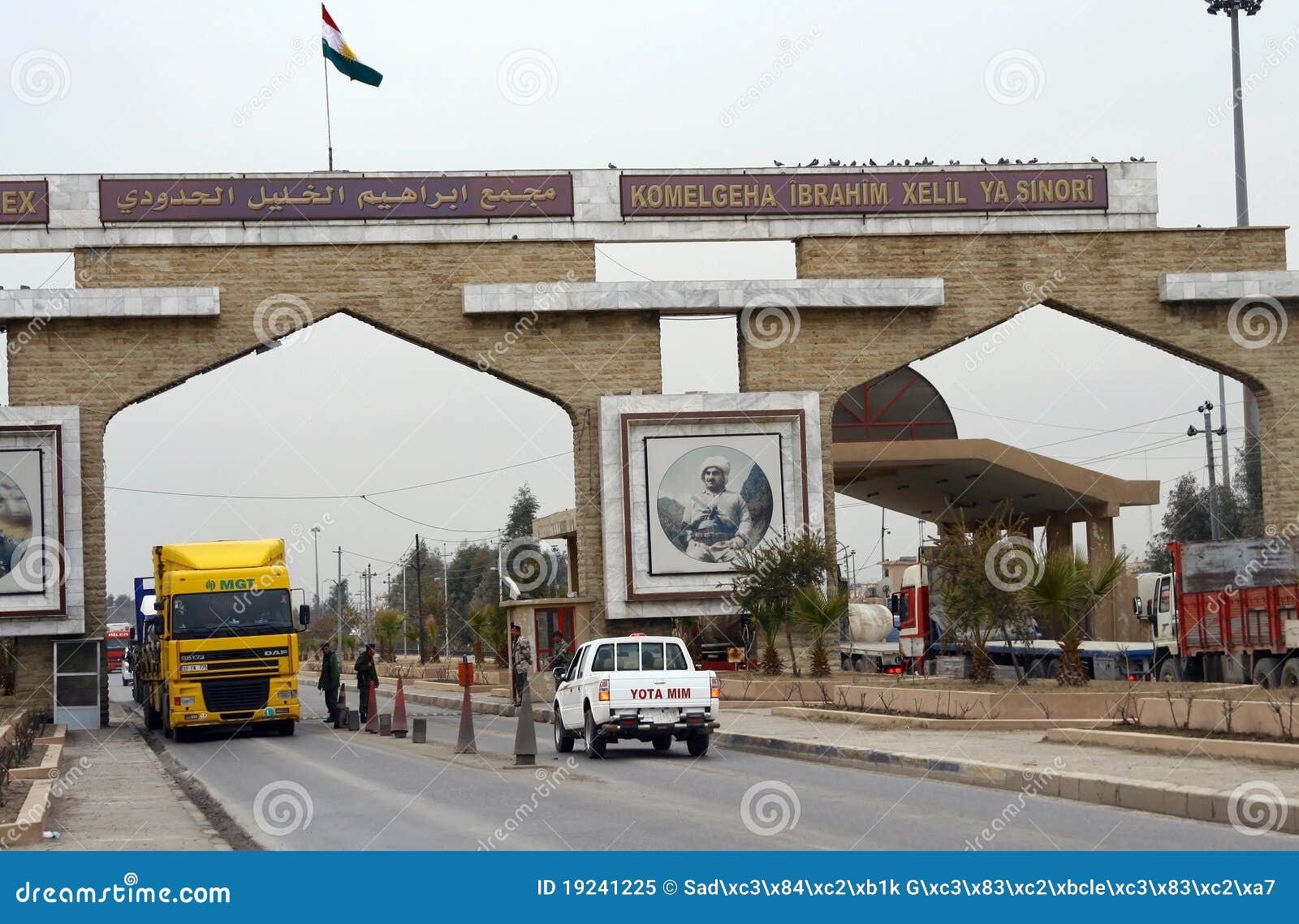 边界伊拉克火鸡. 边界城市横穿伊拉克库尔德斯坦火鸡zakho