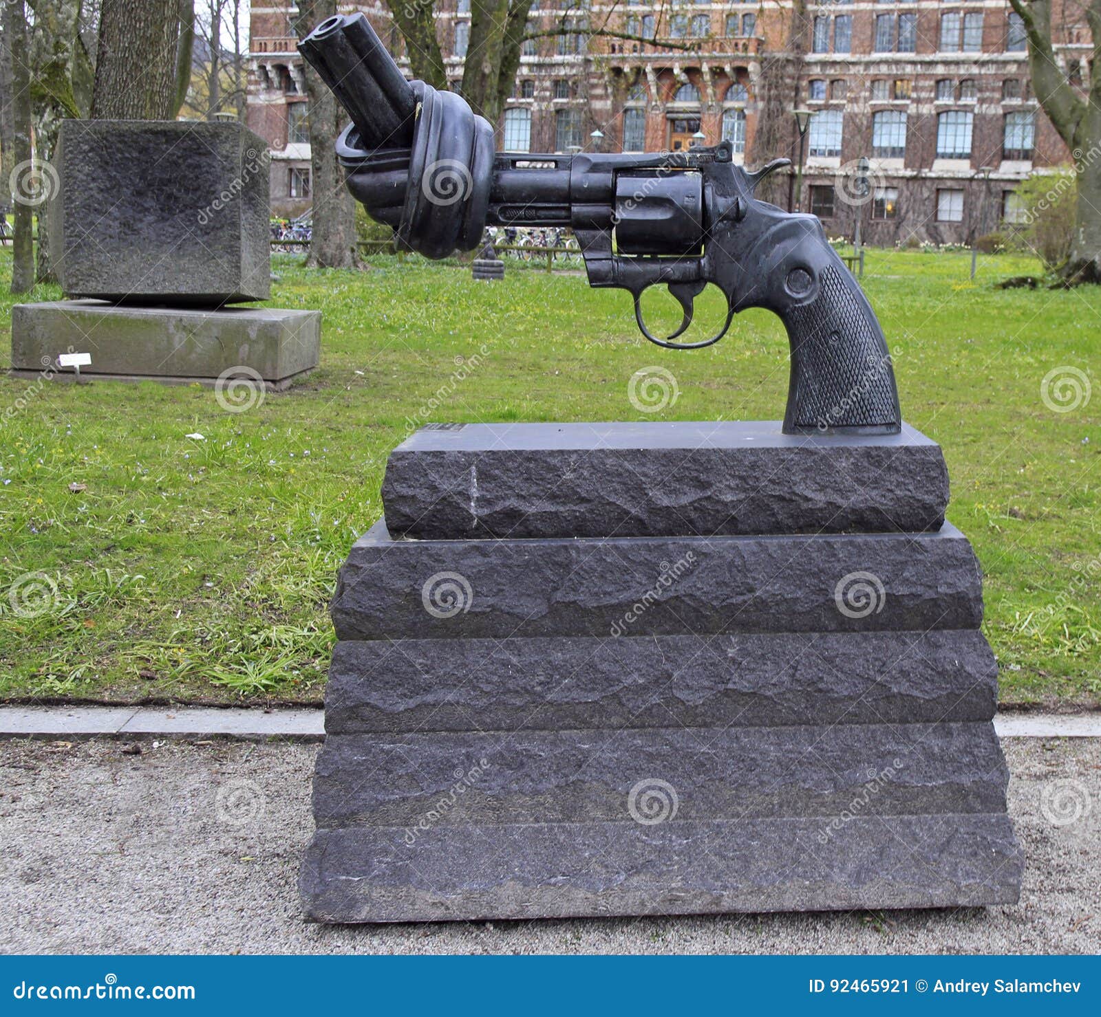 【携程攻略】马尔默打结的手枪雕塑景点,海港上也有一座舉世聞名的反戰雕塑：打結的手槍。这里纽约联合国大楼…