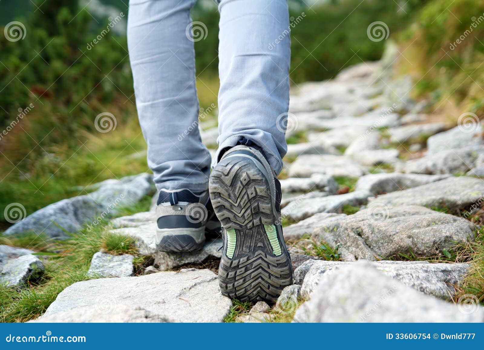 远足靴在湖边的山石上特写，带登山杖，从下面看高清摄影大图-千库网