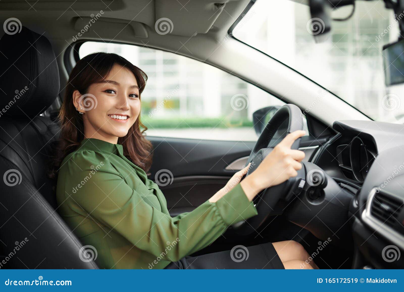 男人给女人新车钥匙。买辆车，租辆车。女人开车。插画图片素材_ID:413912095-Veer图库