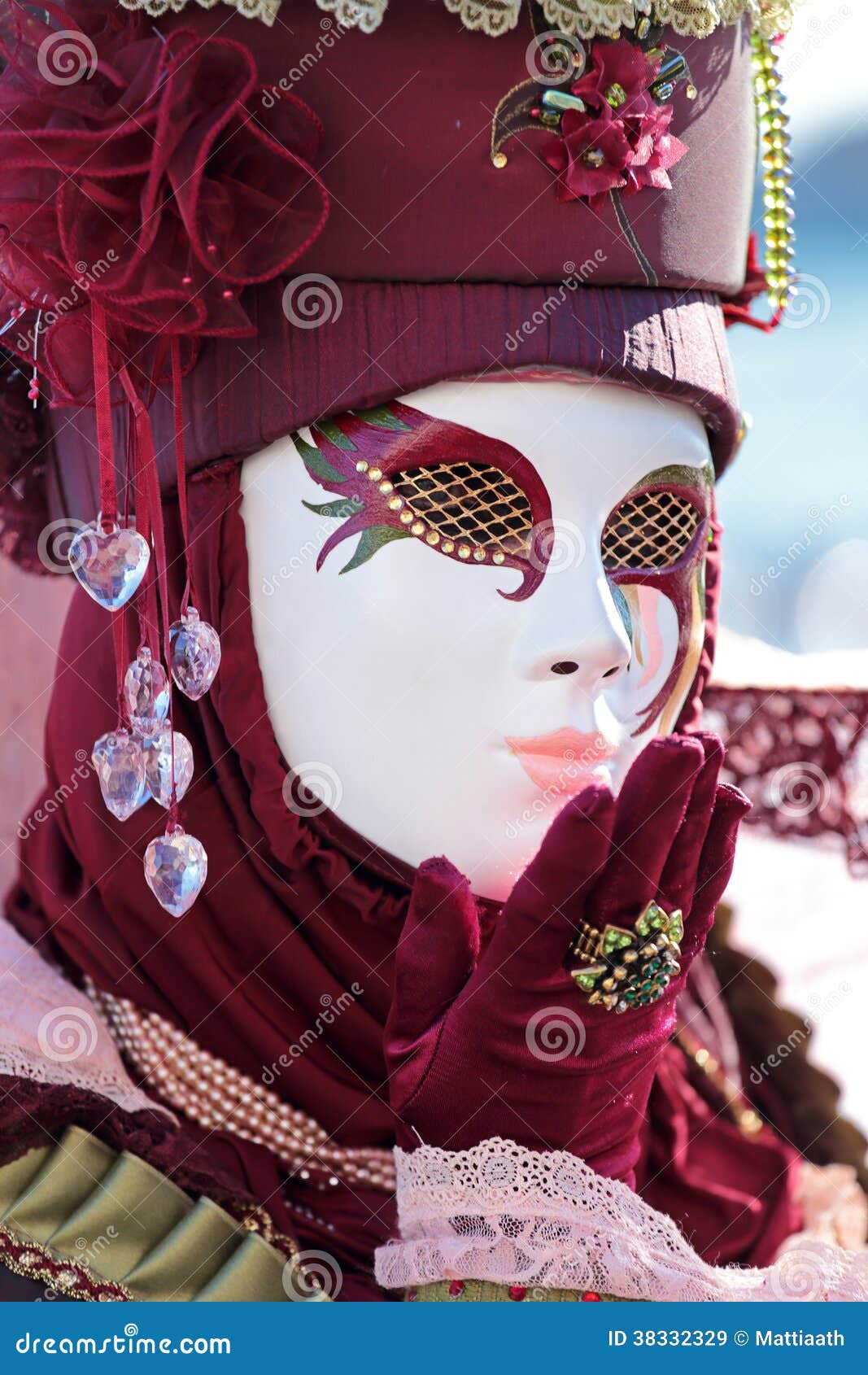 与威尼斯式面具的惊人的亲吻在威尼斯狂欢节期间 图库摄影片. 图片 包括有 方式, 羽毛, 服装, 节日, 迷人 - 84482367