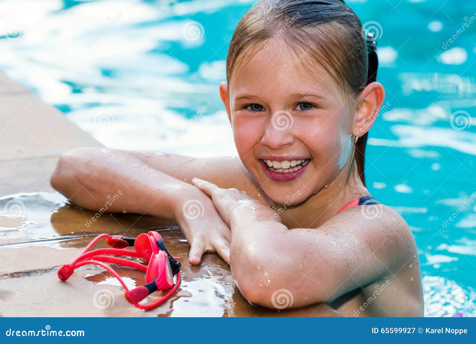 亚洲女人绑在游泳池的黑色比基尼 — 图库照片©oppdowngalon＃165340216