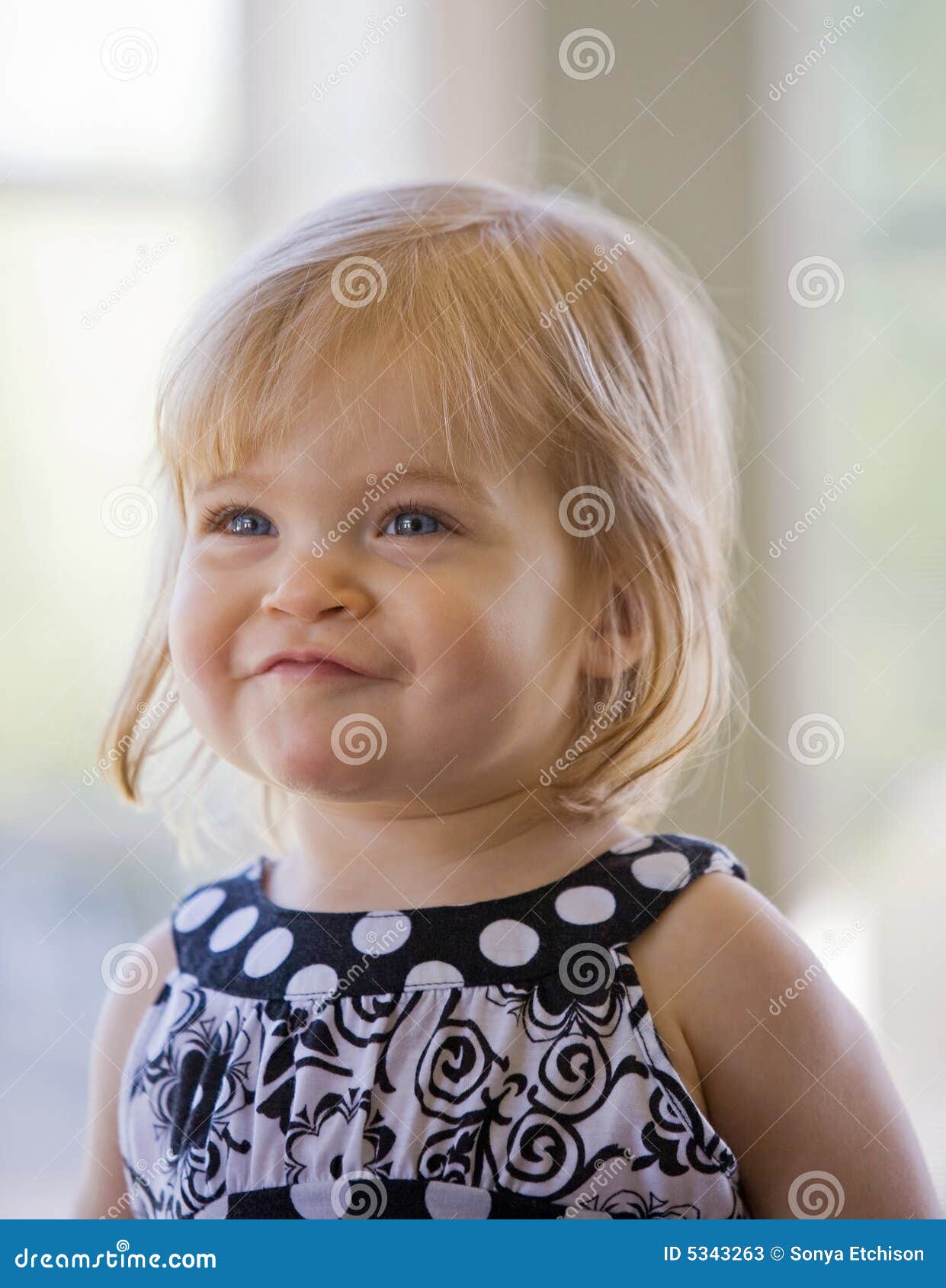 逗人喜爱的婴孩嘻嘻笑 库存图片. 图片 包括有 喜悦, 头发, 使用, 生活, 微笑, 敬慕, 幸福, 场面 - 52623895