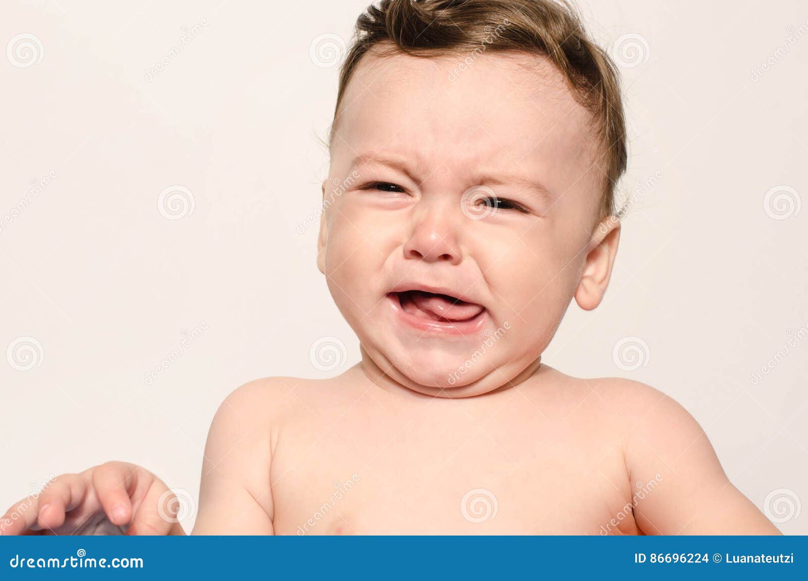 婴儿儿童女婴小孩坐赤裸在看a的尿布 库存照片. 图片 包括有 敬慕, 表面, 少许, 婴孩, 喜悦, 幸福 - 90000472