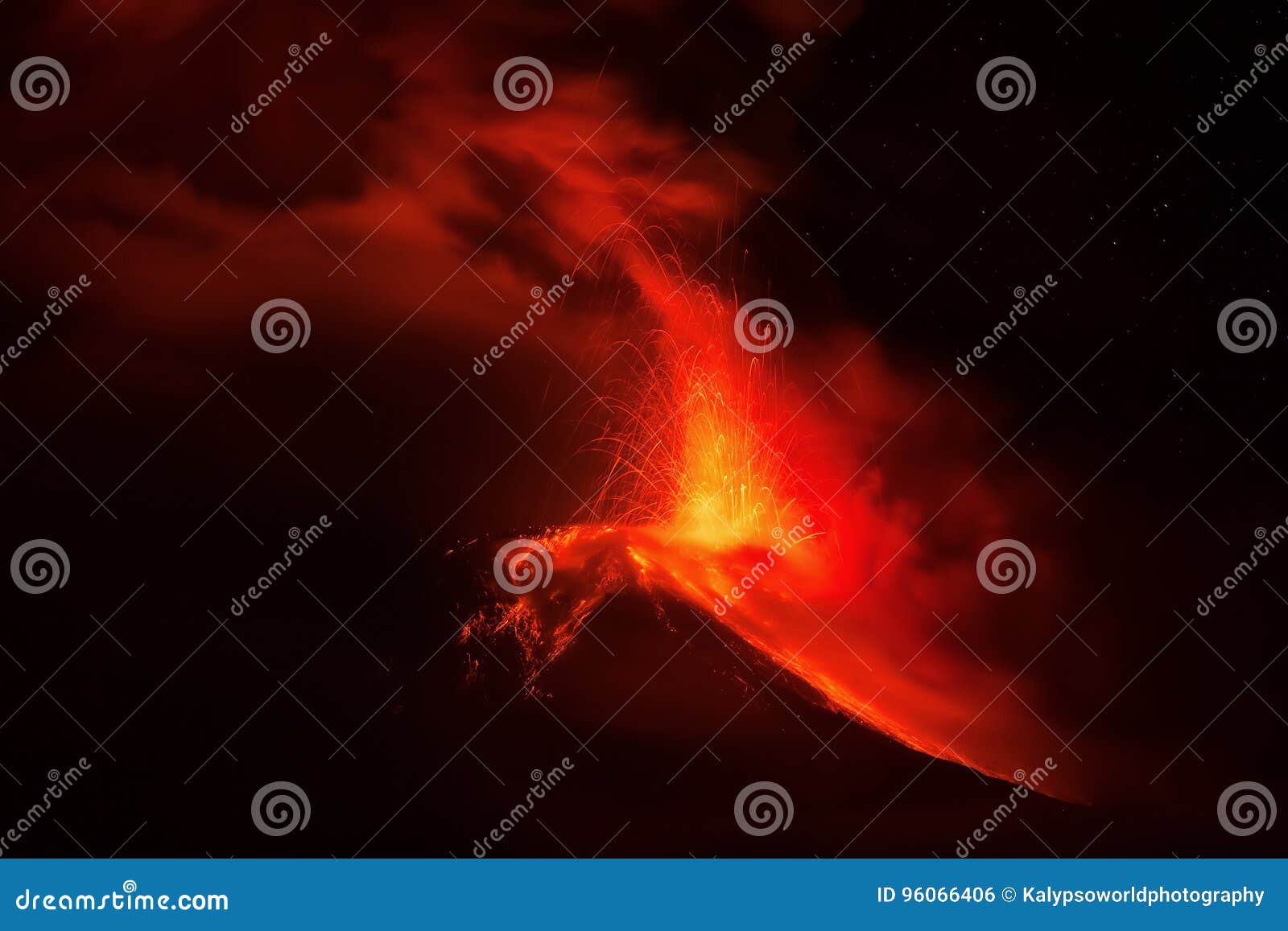 通古拉瓦火山爆炸在晚上. 通古拉瓦火山强有力的爆炸在晚上，厄瓜多尔2月2016年，