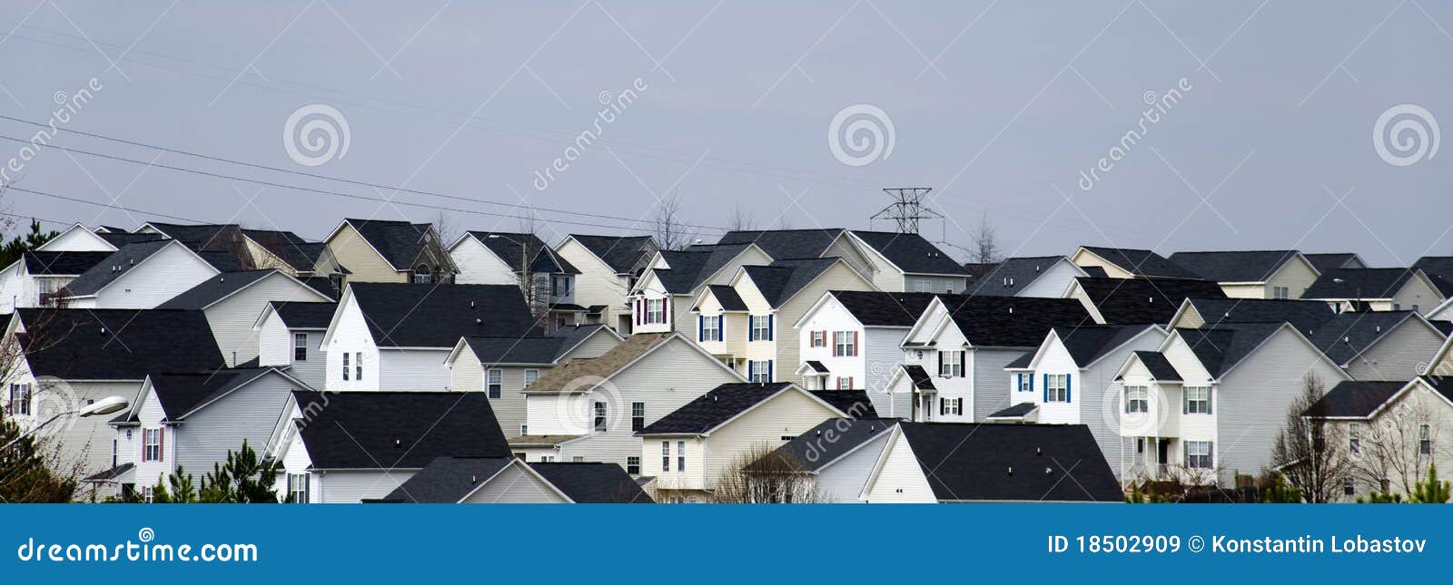 郊区的横向. 郊区房子横向多个resedential的roofline