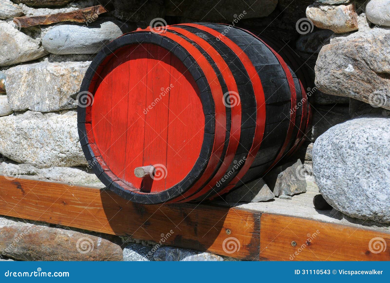 Wine Cask 库存图片. 图片 包括有 背包, 没人, 一个, 石头, 容器, 酿酒厂, 纬向条花 31110543
