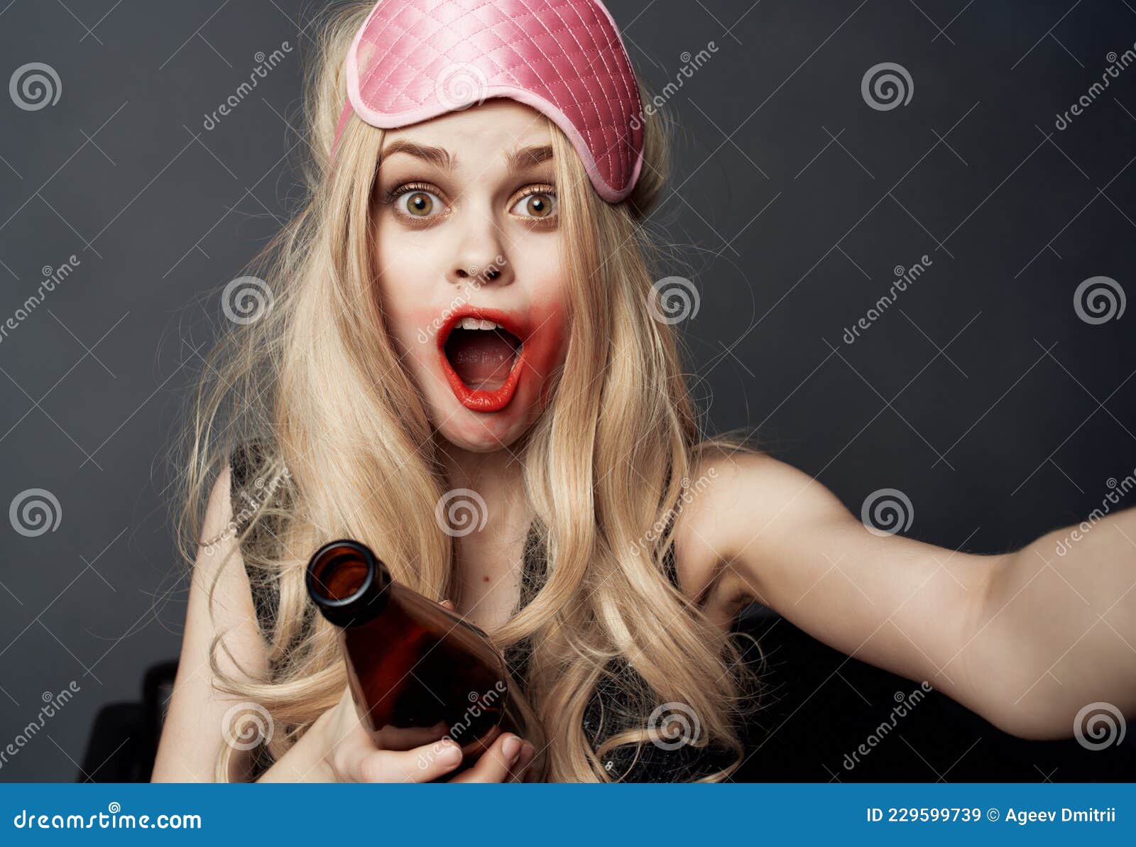 Mädchen mit geschlossenen Augen in Depression, Alkohol zu trinken — Stockfoto © poznyakov #87460352