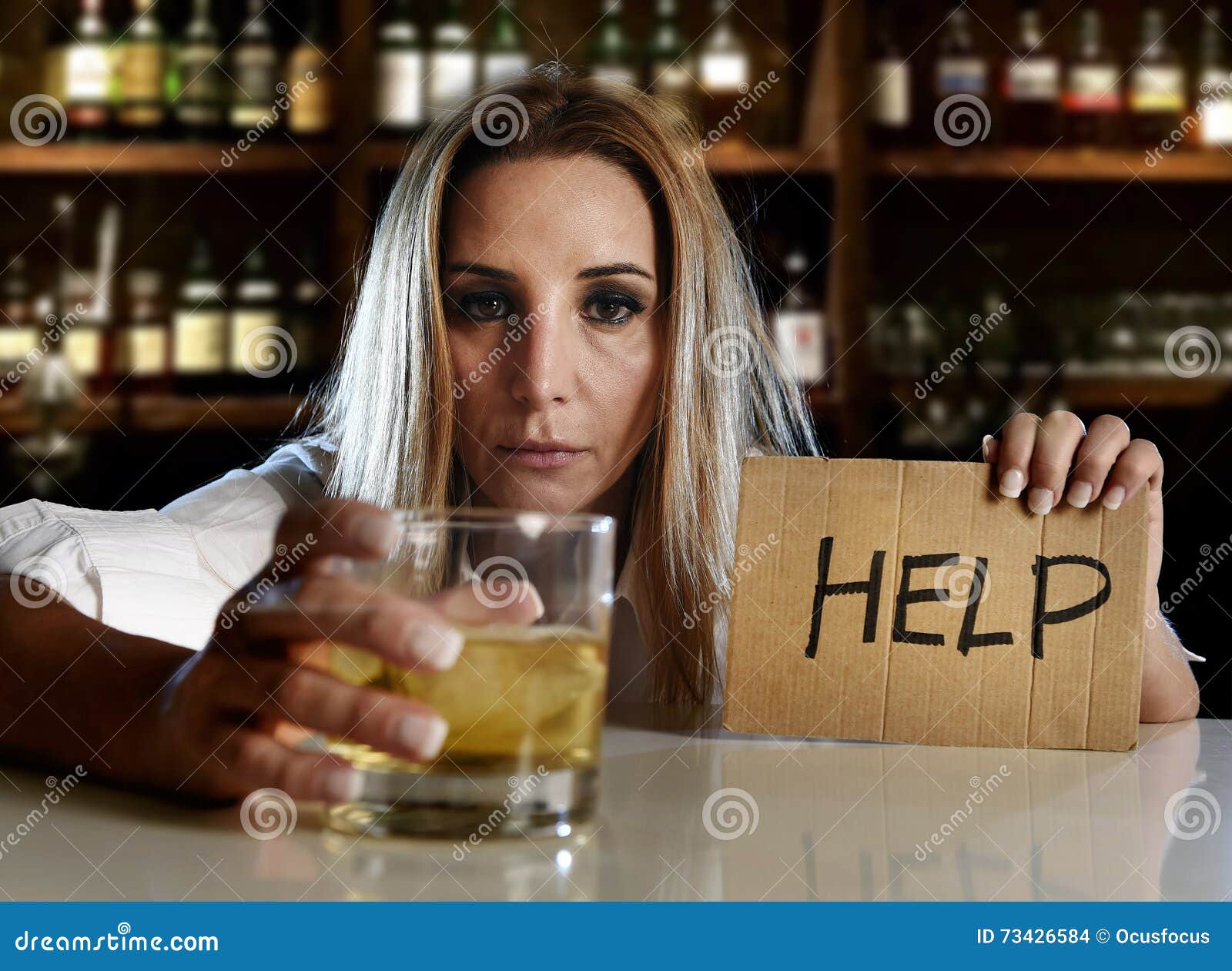 单独醉酒的醺酒的白肤金发的妇女被浪费的沮丧喝的从白葡萄酒玻璃 库存图片 - 图片 包括有 致瘾, 令人上瘾: 72803681