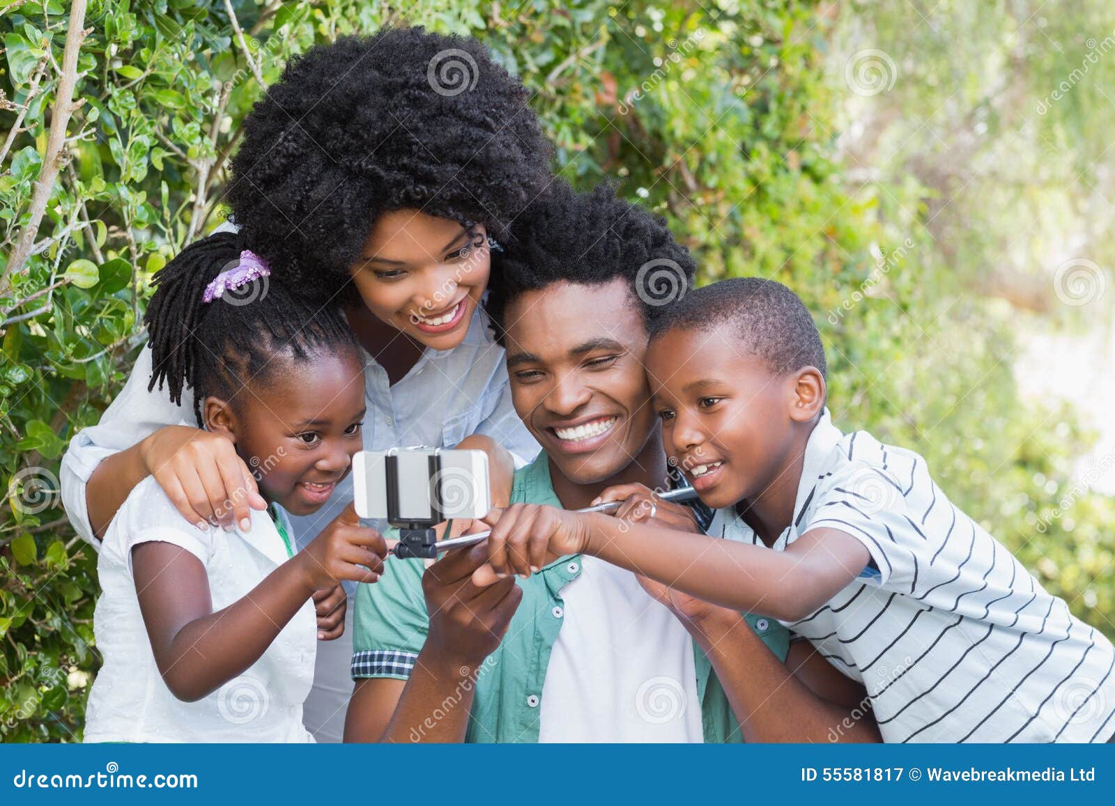 采取selfie的愉快的家庭. 在家采取一selfie的愉快的家庭在庭院里