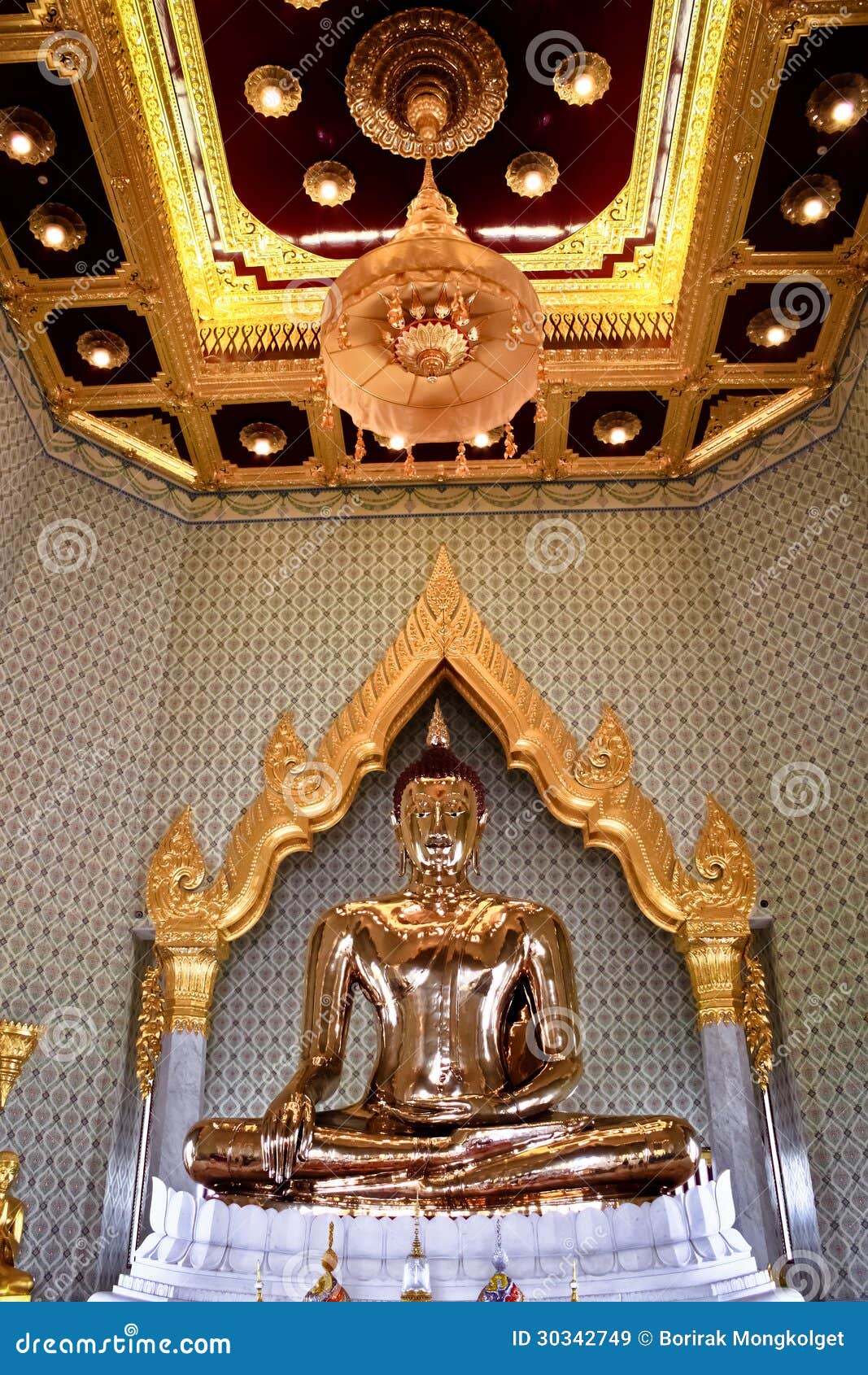 在泰国佛教寺庙的金黄菩萨雕象 库存照片. 图片 包括有 上帝, 宗教, 金子, 发芽, 东方, 安静, 重婚 - 69911418