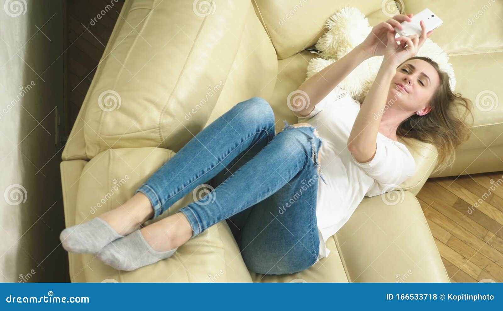 性格开朗的人放松在沙发上放松图片下载 - 觅知网