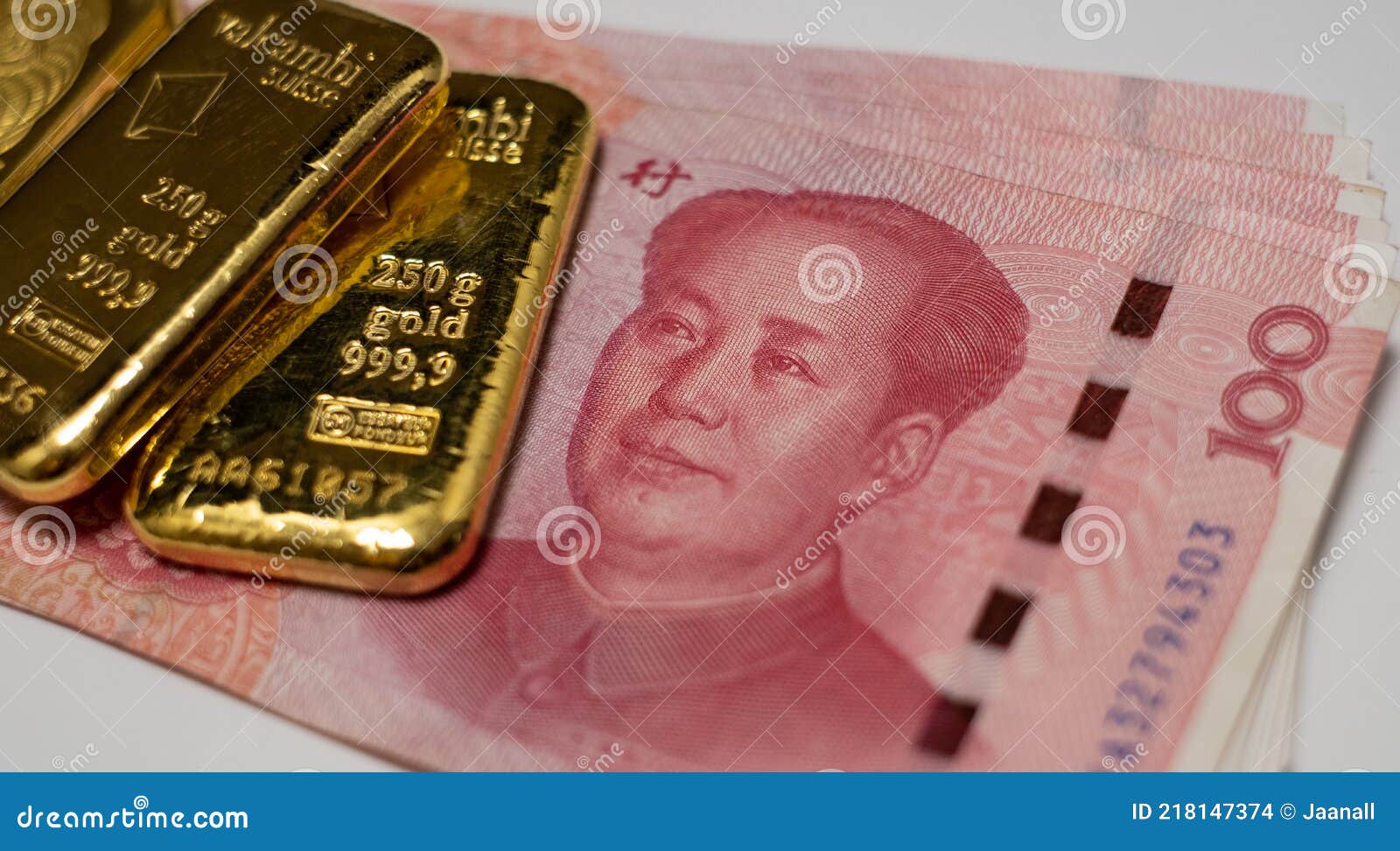 金条和人民币纸币. 中国银行储备金编辑类库存图片. 图片包括有费率