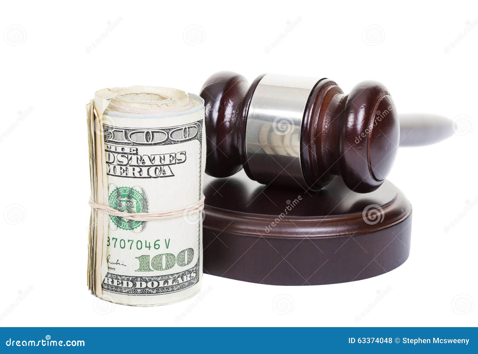 金钱和法律. 有美国金钱卷的法律惊堂木在白色背景的