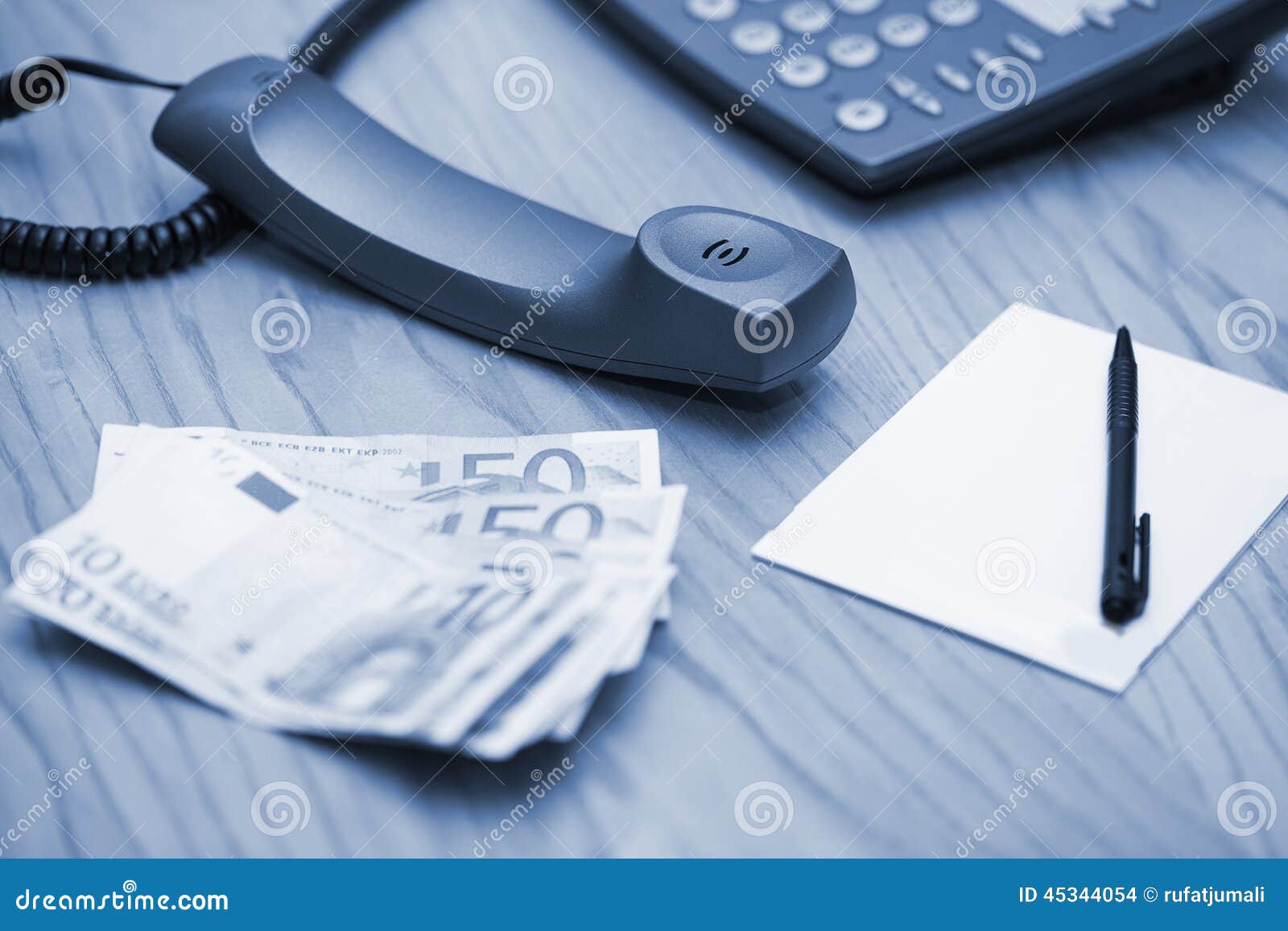金钱的堆在办公室桌上的. 金钱钞票堆在办公室桌上的