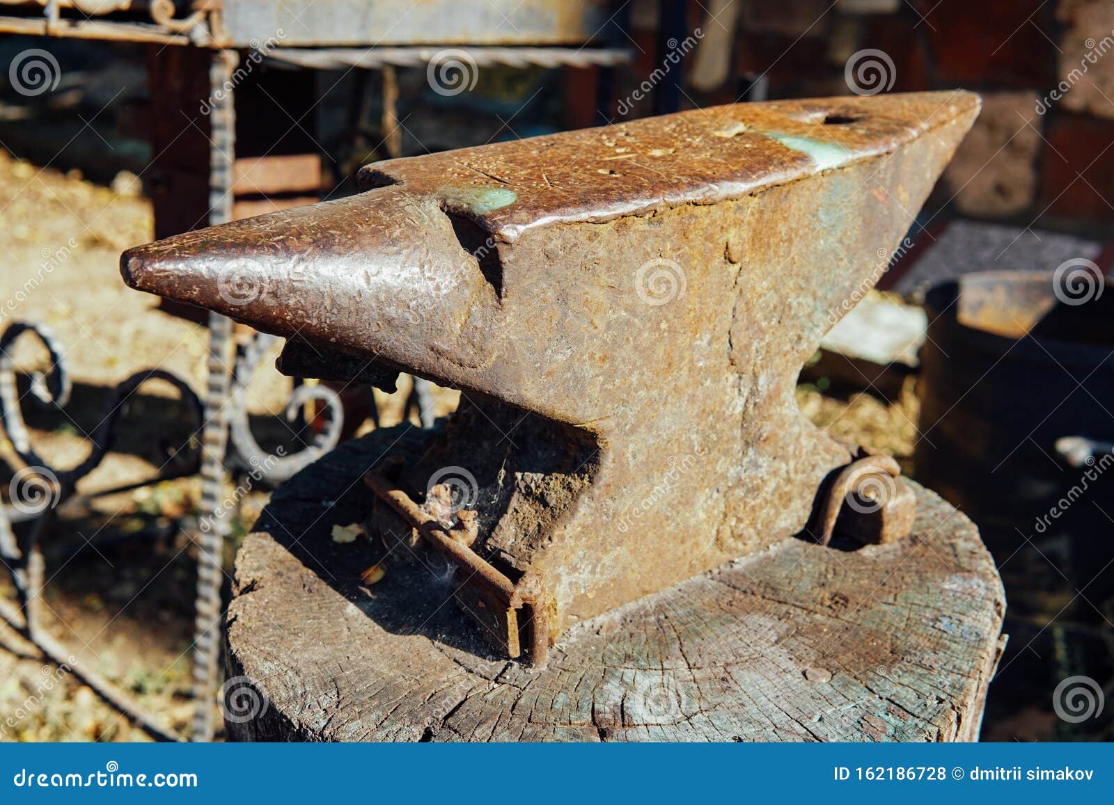 一把铁砧和一把锤子在老铁匠铺 库存照片. 图片 包括有 工艺, 节日, 金属, 投反对票, 复兴, 橙色 - 95144588