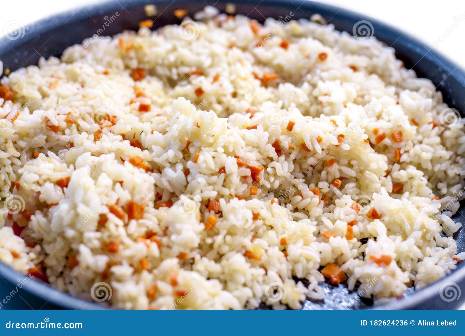 煮饭时，别只会淘米加水下锅煮，多加两种食材，米饭洁白粒粒分明|淘米|米饭|大米_新浪新闻