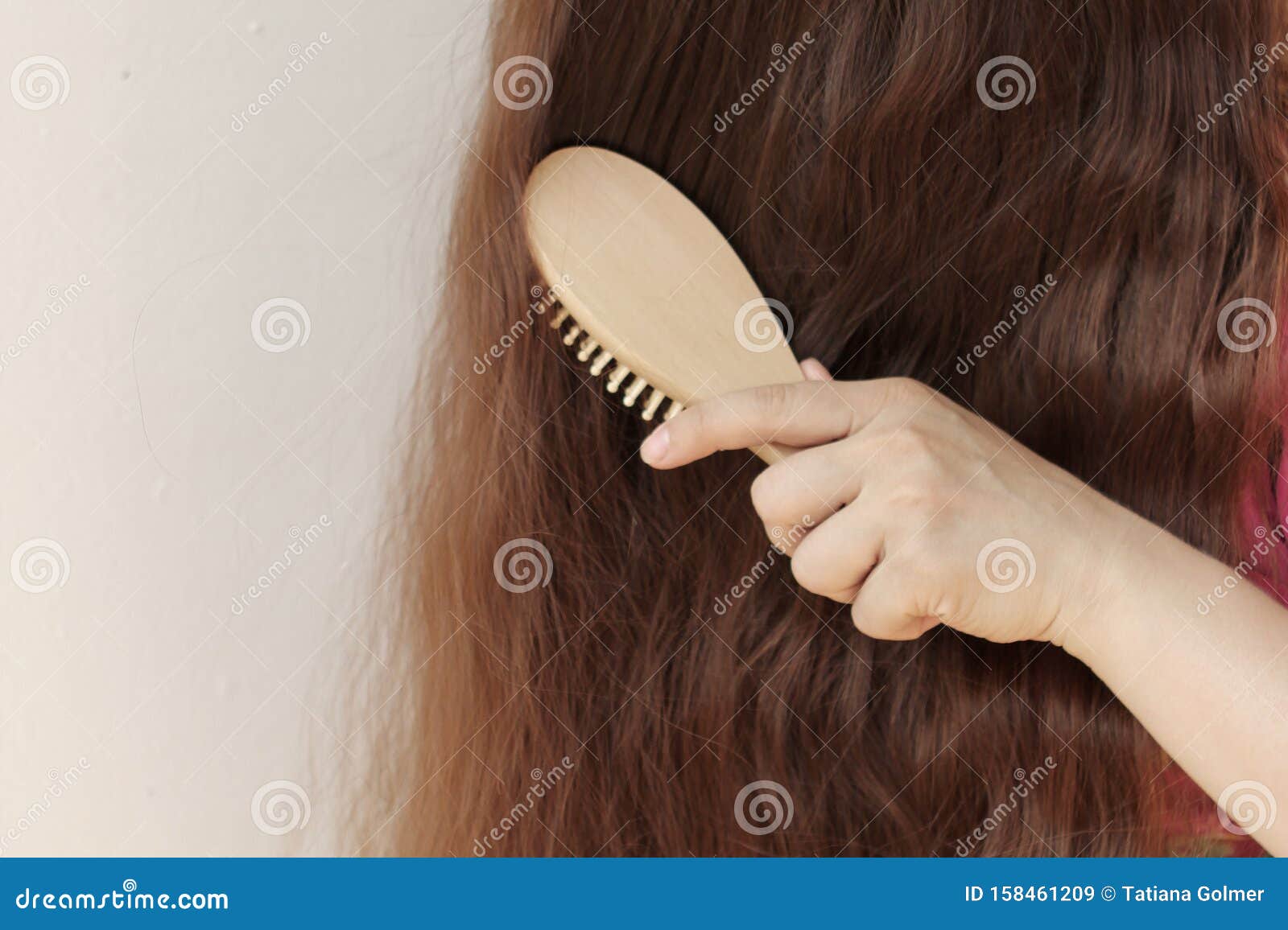 梳发护发的女孩图片素材-编号14725523-图行天下