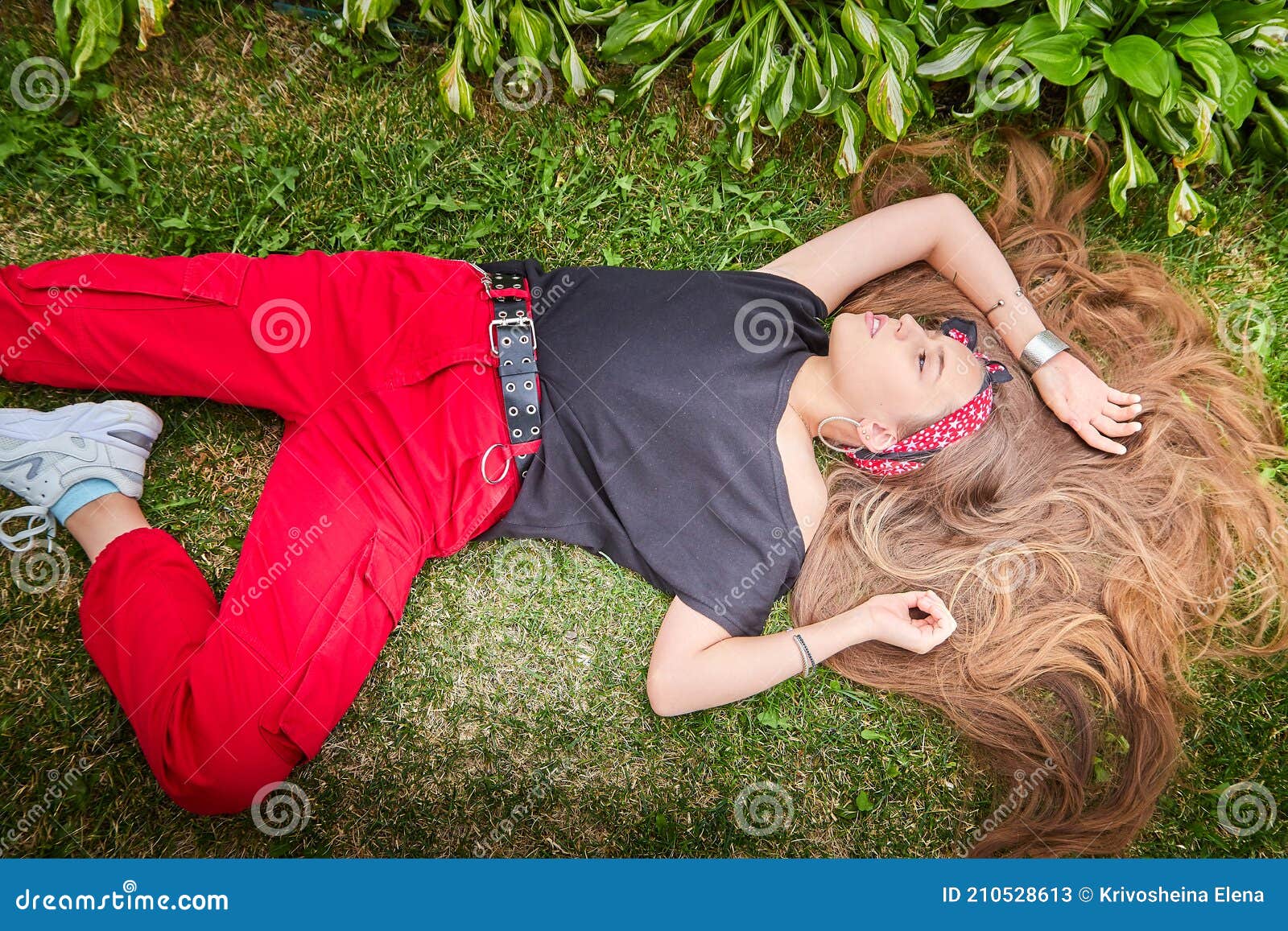 坐在草地的长发女孩高清摄影大图-千库网