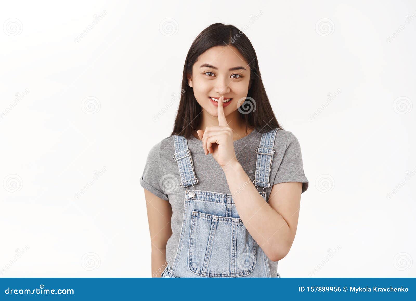 闭上我们之间的秘密开朗的厚脸皮、可爱的亚洲黑发女孩穿牛仔裤夏