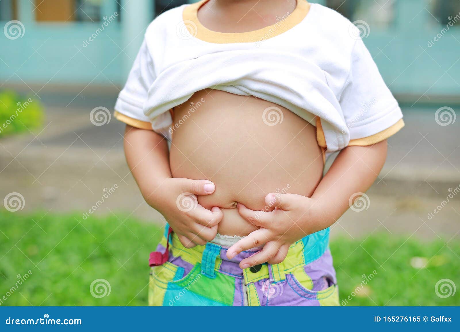 婴儿腹部按摩手法（新生儿抚触手法详细图解及注意事项）-幼儿百科-魔术铺