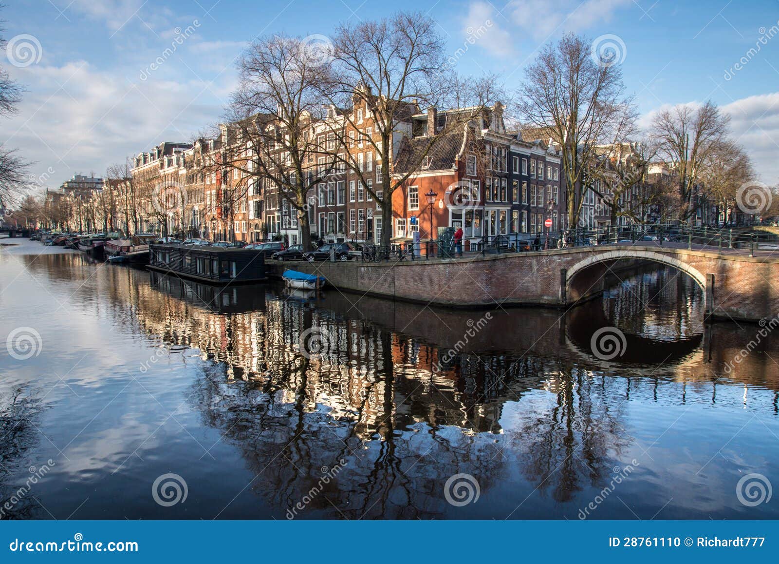 阿姆斯特丹运河. 阿姆斯特丹，荷兰的首都，称Northfor的威尼斯其超过一百公里运河、大约90个海岛和1,500座桥梁。