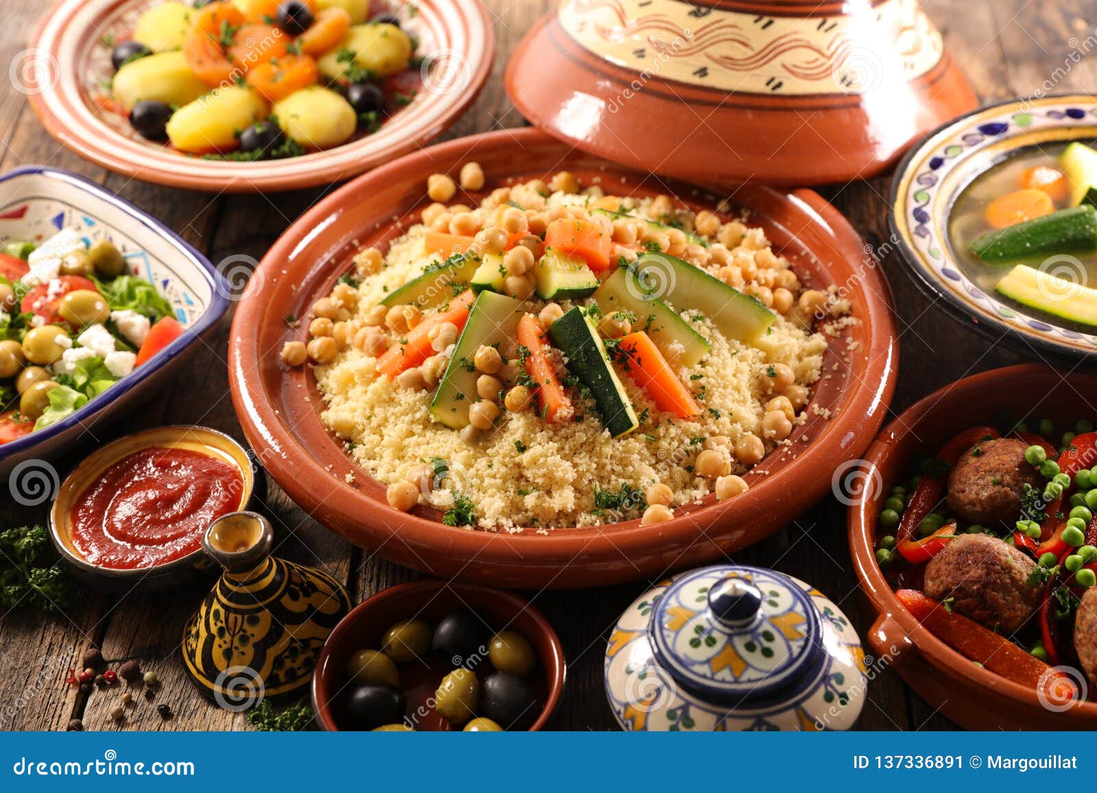 阿拉伯傳統美食「整隻駱駝BBQ」裹滿香料扒來吃太狂… | TEEPR 亮新聞