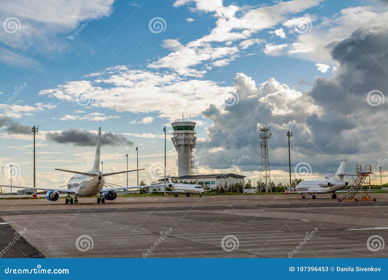 2018年8月1日 : 阿拉木图国际机场哈萨克斯塔夜景 编辑类库存照片 - 图片 包括有 终端, 乘客: 223626223