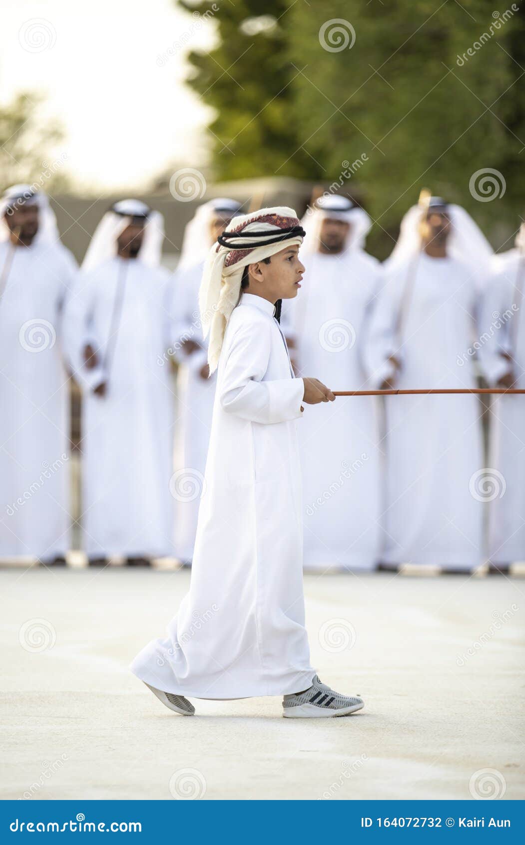 带大家一起看阿拉伯贵族传统文化棍子舞-度小视