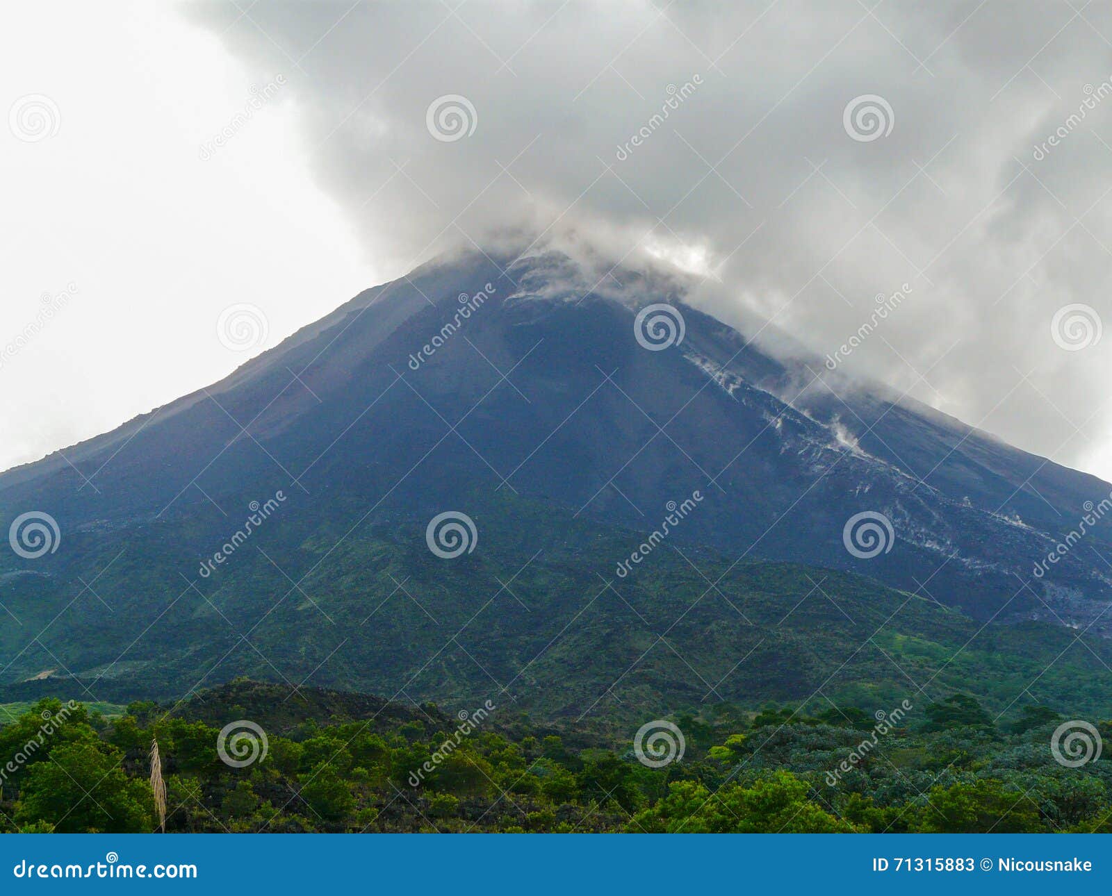 阿雷纳尔火山是哥斯达黎加的活火山