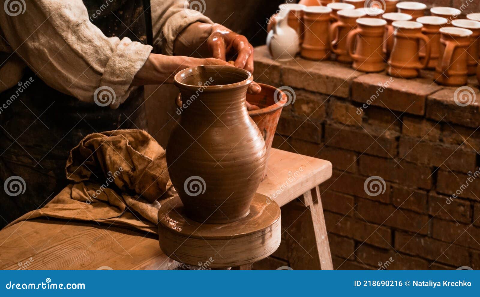在艺术工作室里，年轻的妇女们在陶轮上制作陶器。照片摄影图片_ID:332755817-Veer图库