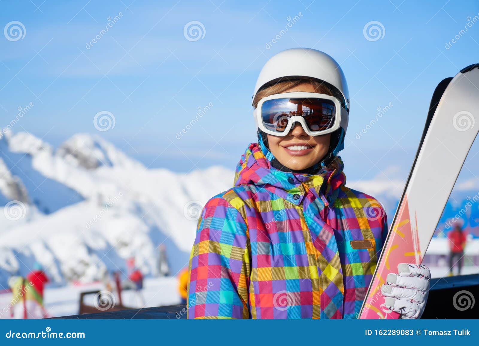 冬天享受雪山的年轻女人 库存照片. 图片 包括有 有吸引力的, 高雅, 女孩, 表达式, 长期, 小山 - 199233264