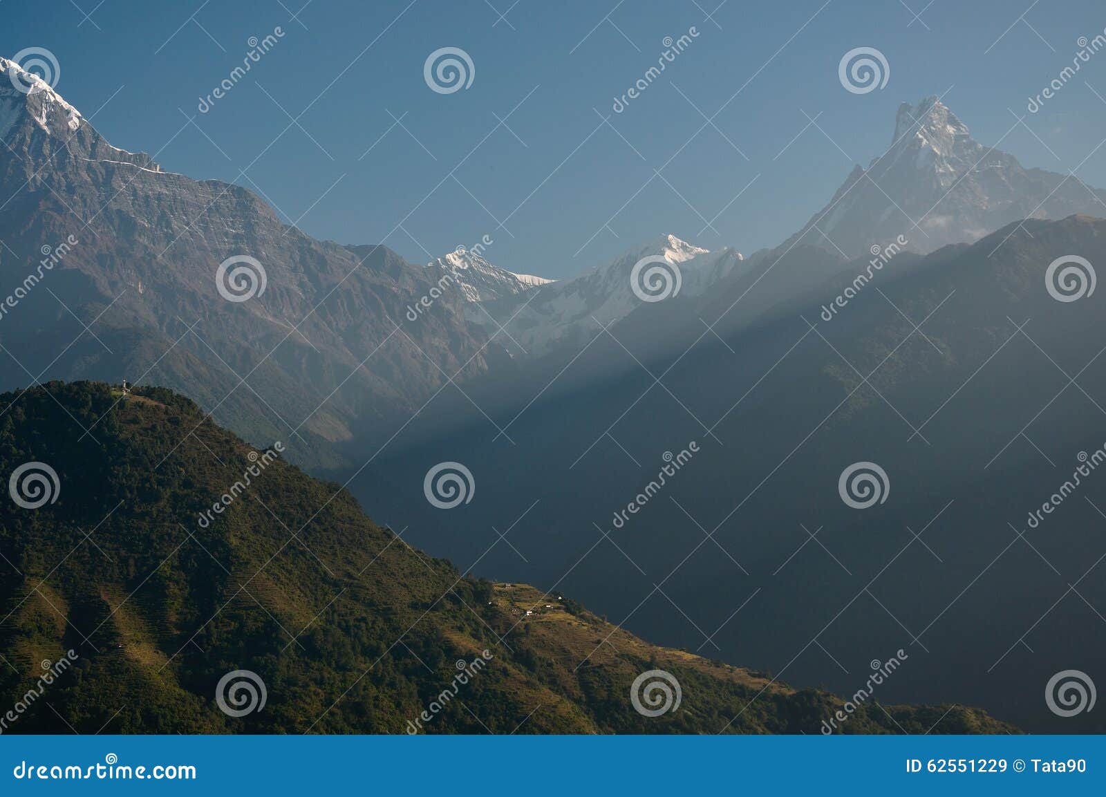 雪山风景全景视图. 雪山在尼泊尔的早晨