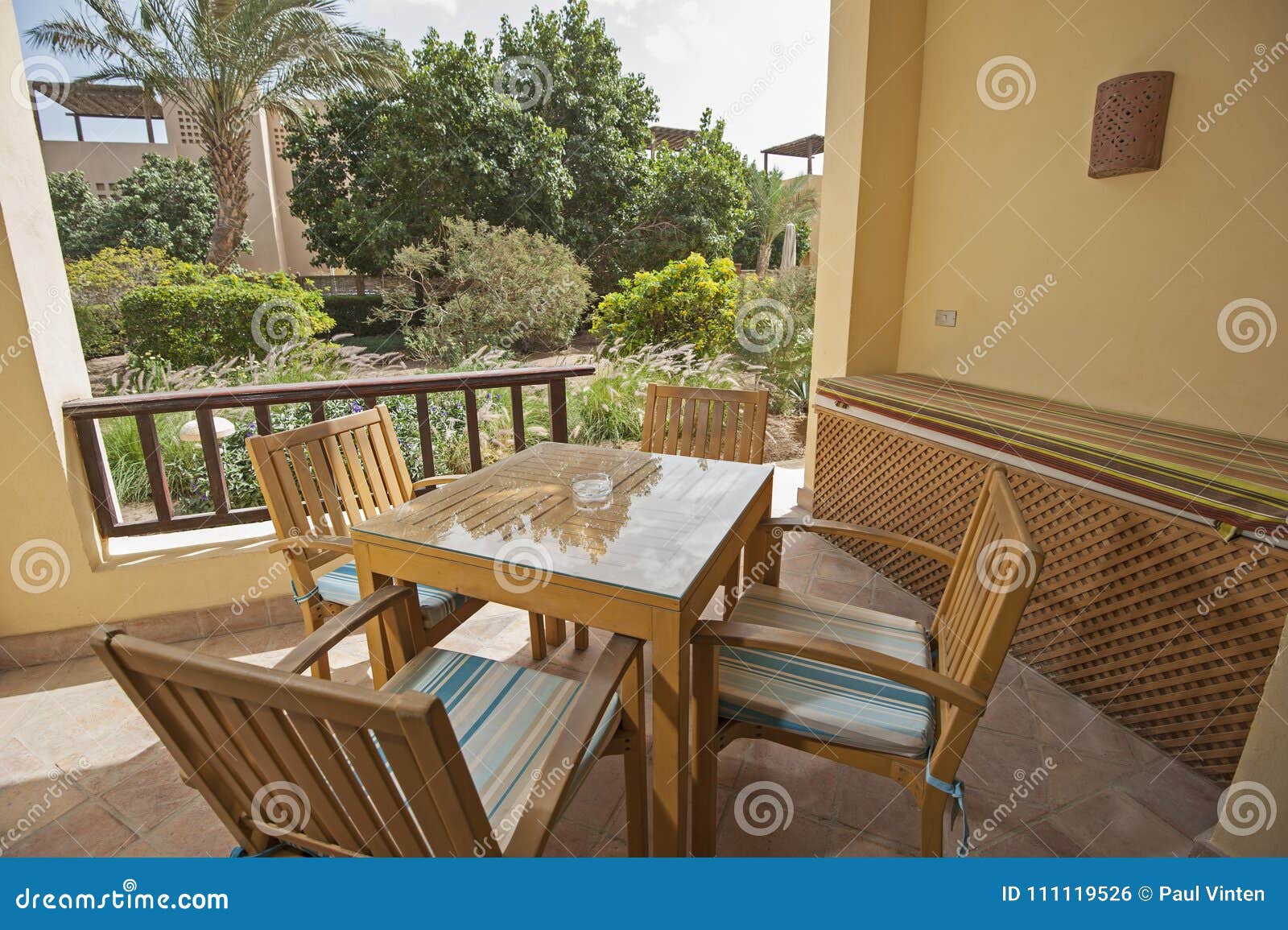 露台在豪华热带假日别墅的大阳台区域. 热带暑假手段的豪华别墅展示家与庭院和桌椅子的大阳台露台