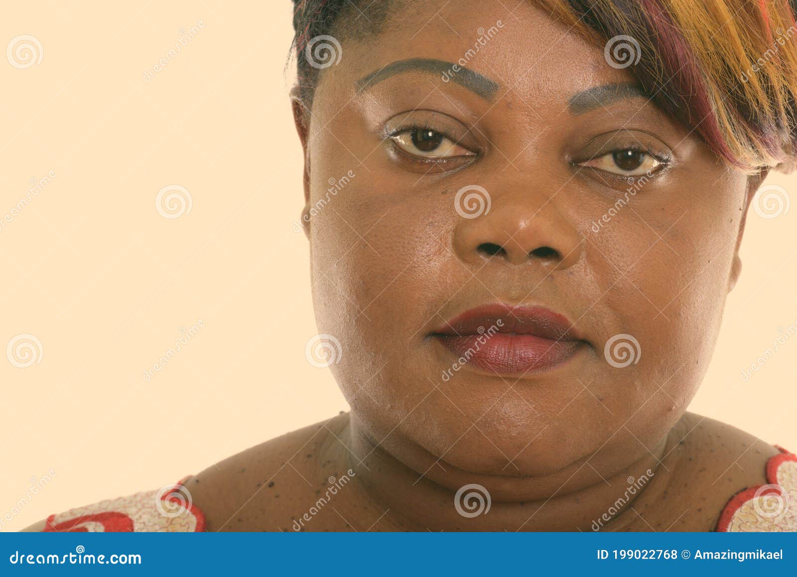 拿着咖啡杯的非洲胖女人摄影棚 库存图片. 图片 包括有 定调子, 超重, 龙舌兰, 投反对票, 查出, 成熟 - 199026035