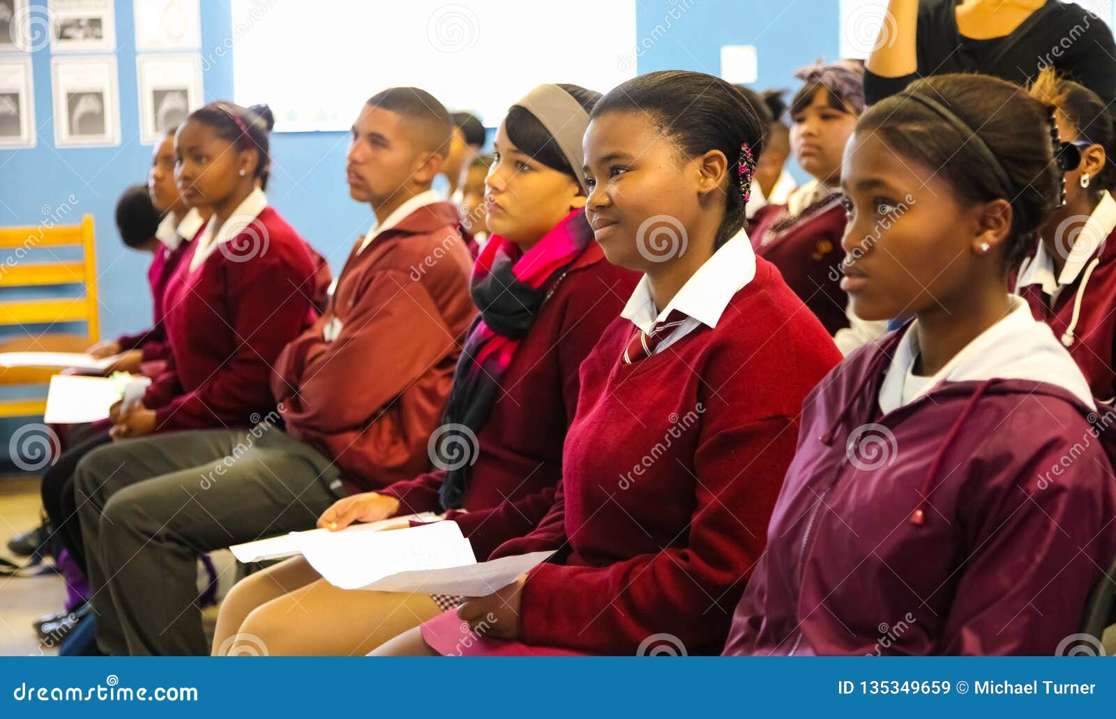 小学生一群非洲孩子在上课童年小学小图片素材-编号60395739-图行天下