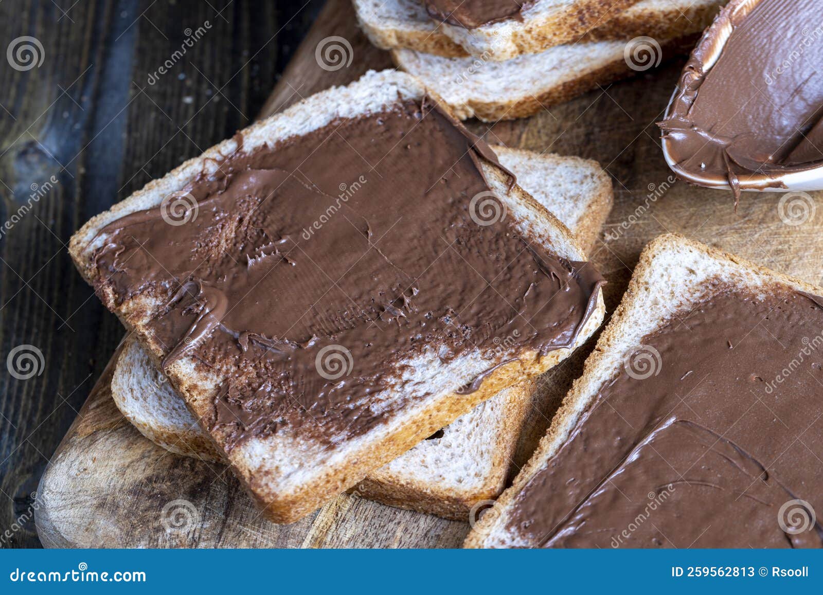 柔软圆巧克力黄油饼干隔离的顶视图 库存照片. 图片 包括有 宏指令, 母狗, 酥皮点心, 降低, 苦涩 - 158839720