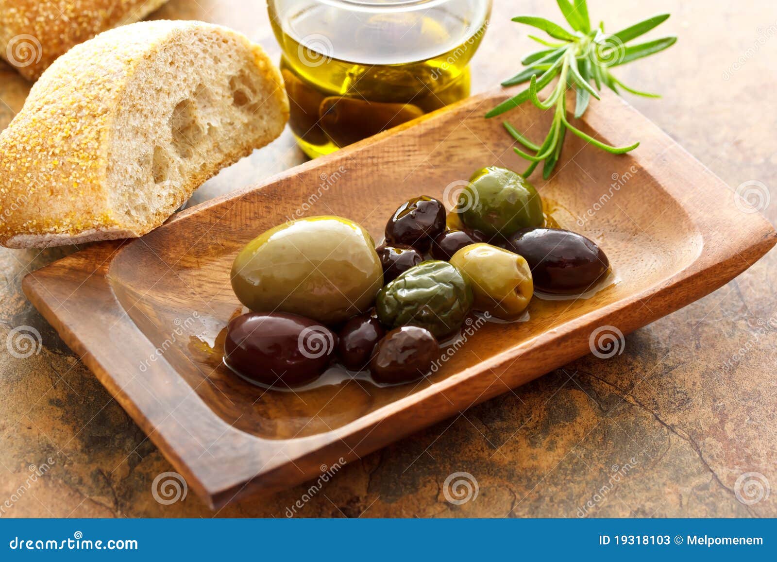 Ciabatta用橄榄 新鲜的可口传统意大利切的面包、橄榄和橄榄油 库存图片 - 图片 包括有 快餐, 有机: 153737657
