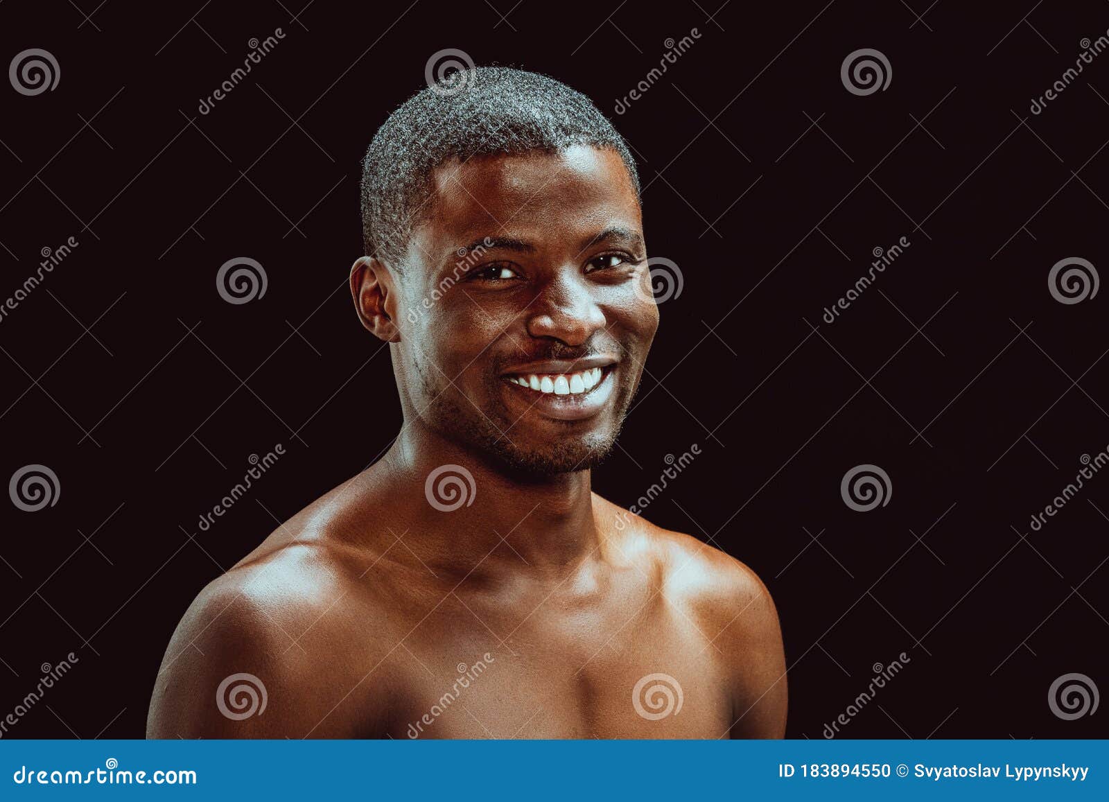 裸体躯干的肌肉非洲裔美国人或拉丁裔工作室肖像. 男性力量和效力. 库存图片 - 图片 包括有 健身, 黑暗: 226930175
