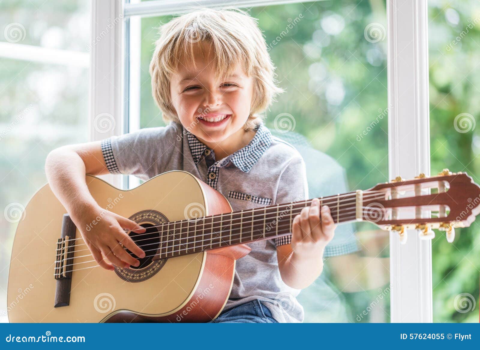 下载壁纸 男孩, 音乐, 吉他 免费为您的桌面分辨率的壁纸 2595x1730 — 图片 №580320