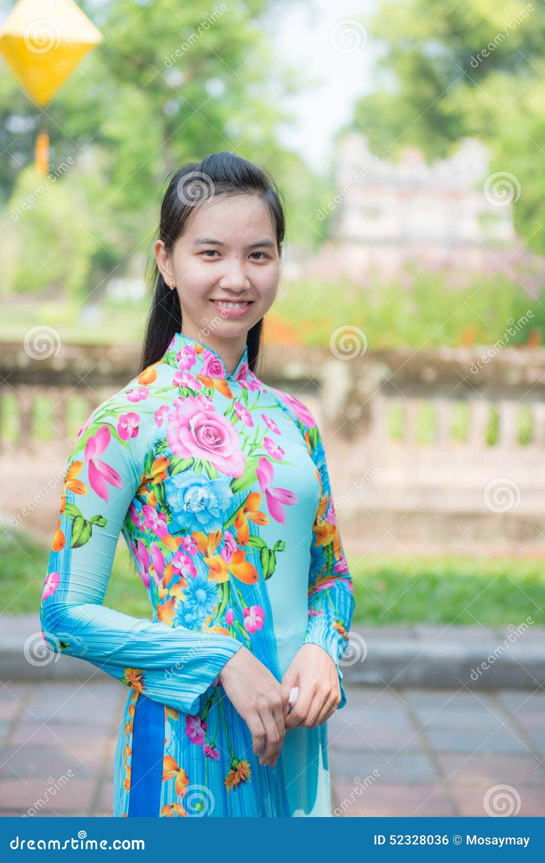 棕色双马尾卷发，齐刘海儿，穿着粉色旗袍的越南少女 站姿 全身照 4/3侧面照 竖幅 右手轻抚额头 腊梅 黄梅 树