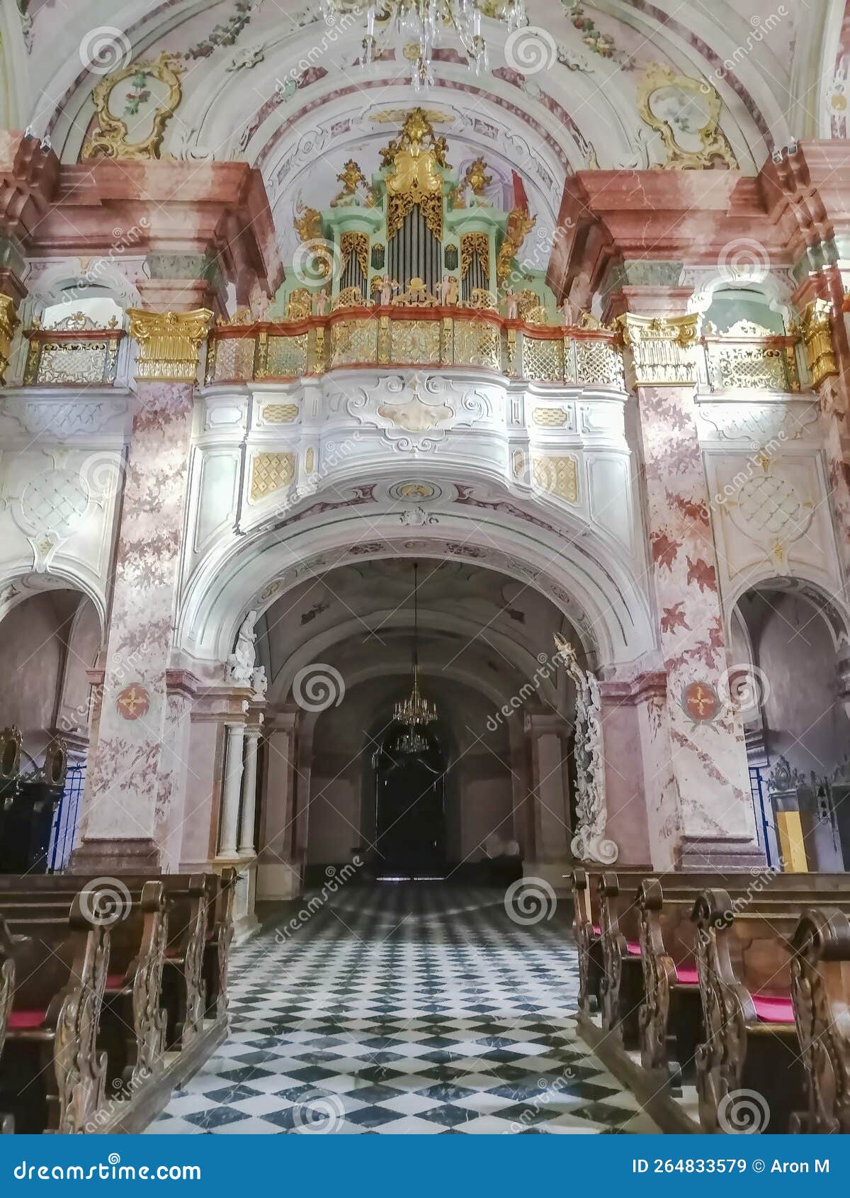 风景如画的雷恩修道院教堂内部建筑始建于1129年，是世界上最古老
