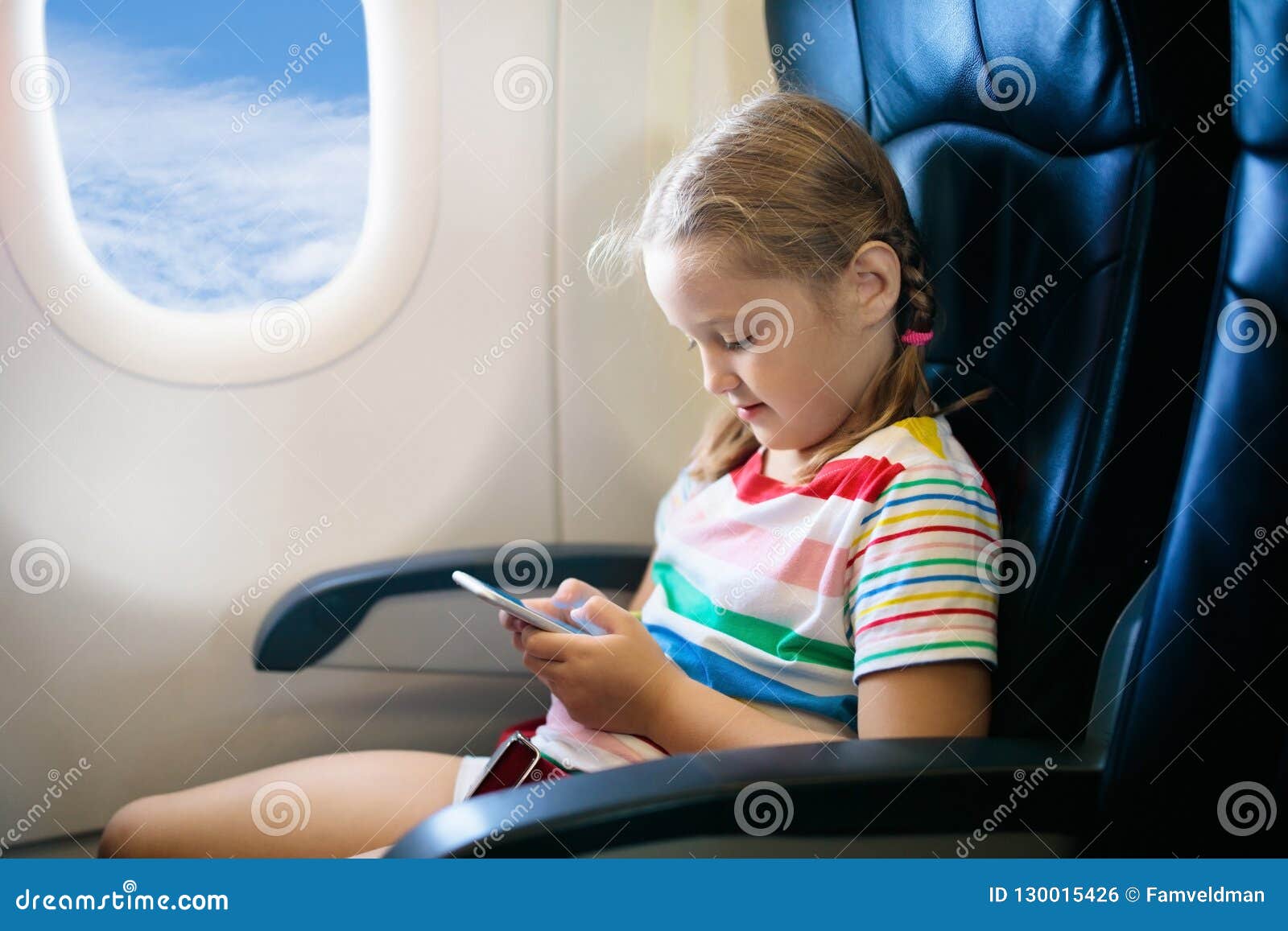 在飞机的儿童飞行 与孩子的飞行 库存照片. 图片 包括有 白种人, 人们, 航空, 选件类, 开会, 节假日 - 118470908