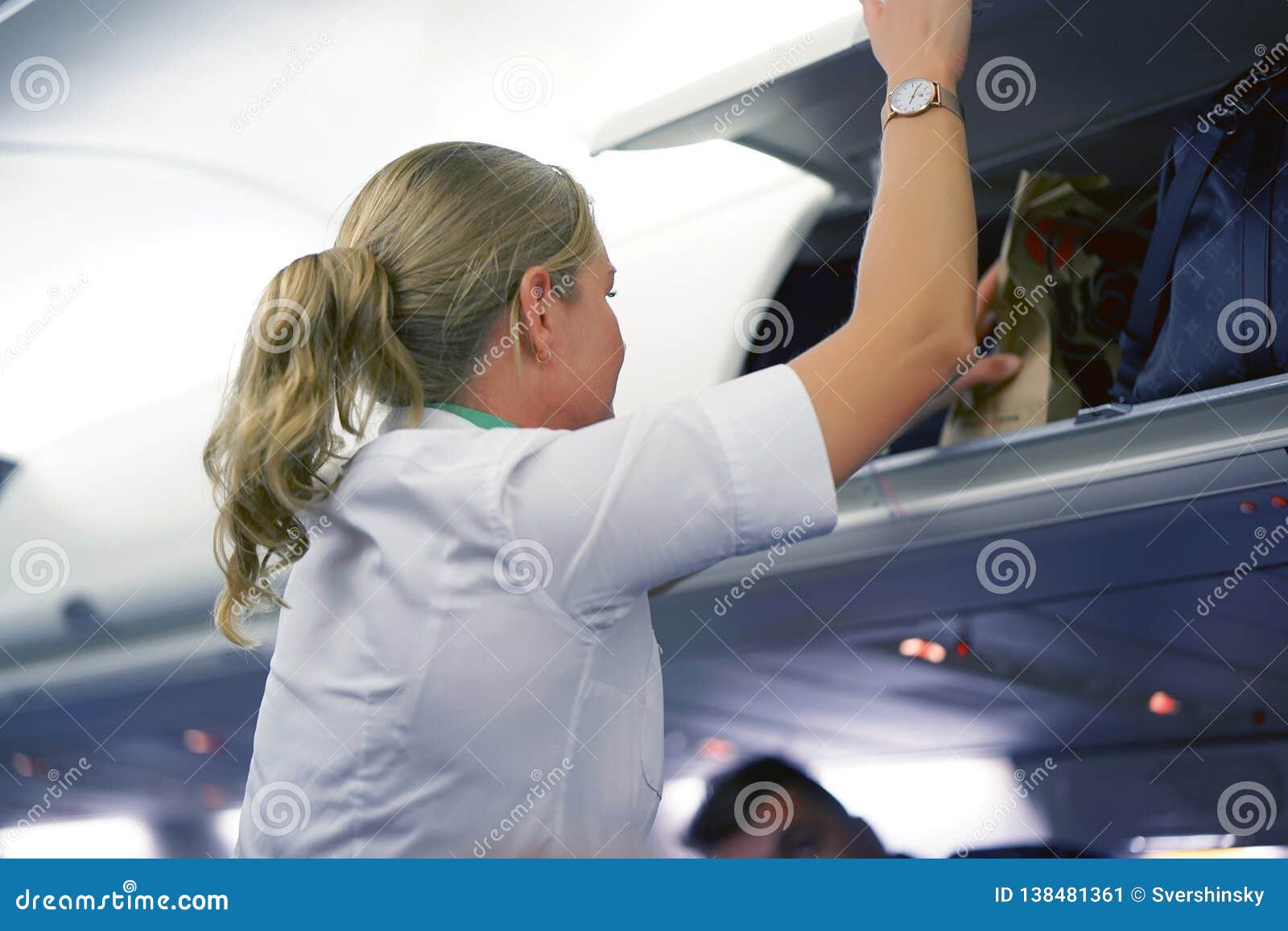 制服姿势的空中小姐反对小飞机 库存照片. 图片 包括有 飞机, 白种人, 女孩, 选件类, 砍刀, 工作 - 126460032
